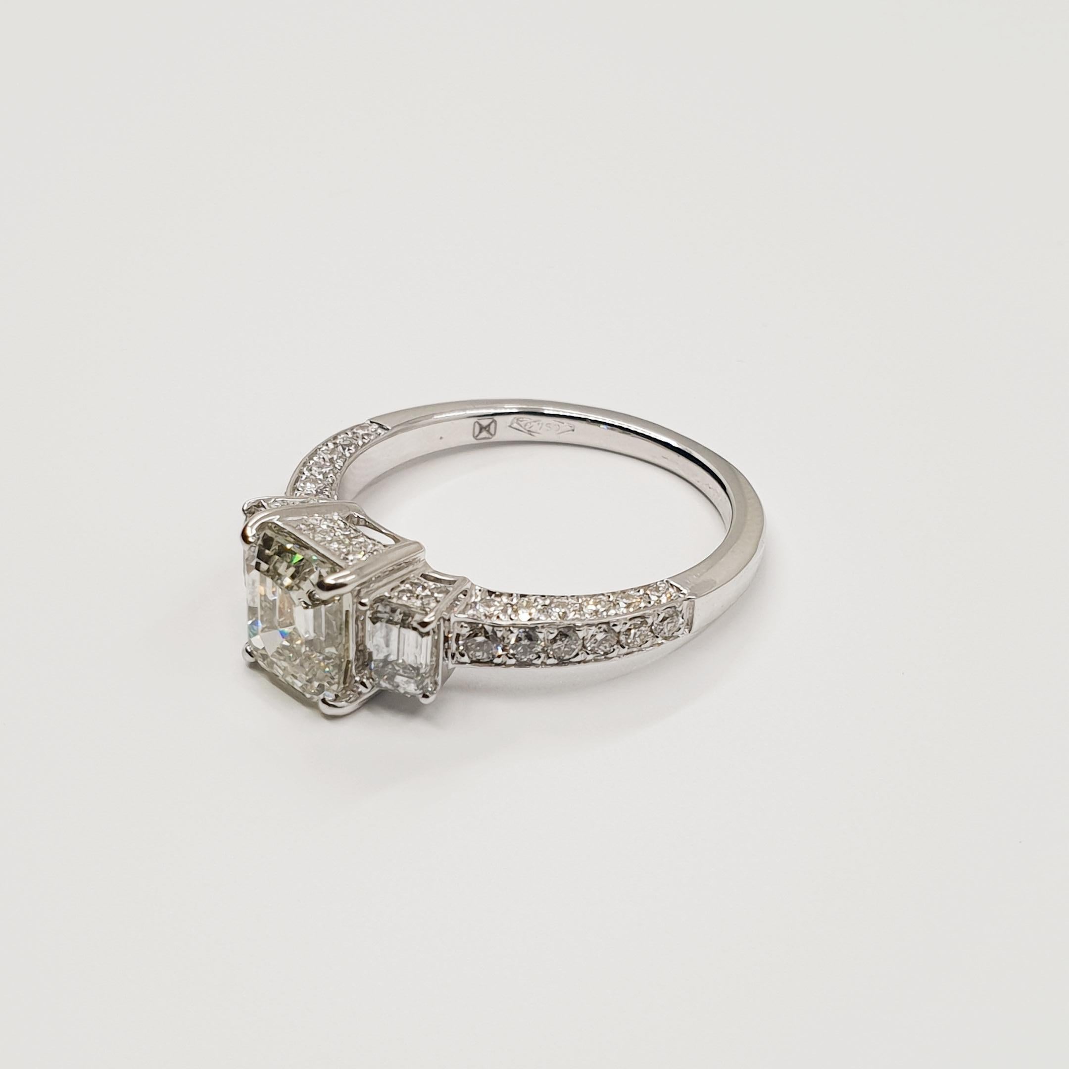 Women's 1.63 Carat Asscher Diamond Ring I/VVS 18k Gold, Baguette and Brilliant Sides For Sale