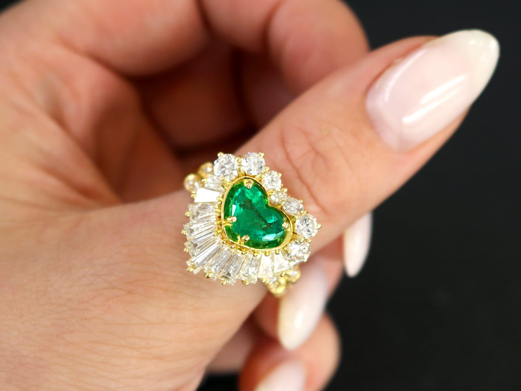 Taille cœur Bague en or jaune avec émeraude de 1,63 carat et diamants de 2,31 carats en vente