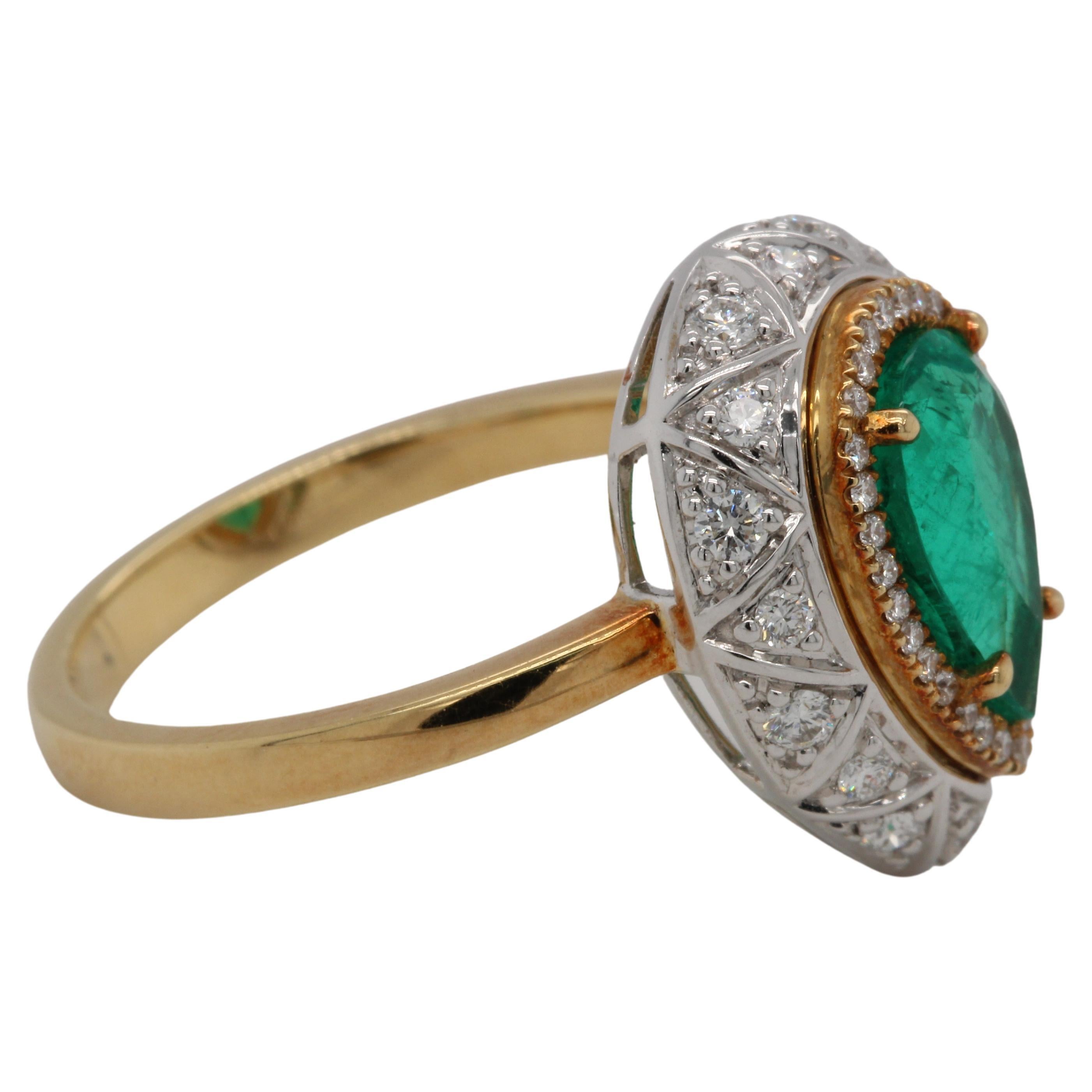 1.63 Carat Emerald And Diamond Wedding Ring In 18 Karat Gold In New Condition For Sale In Bangkok, 10