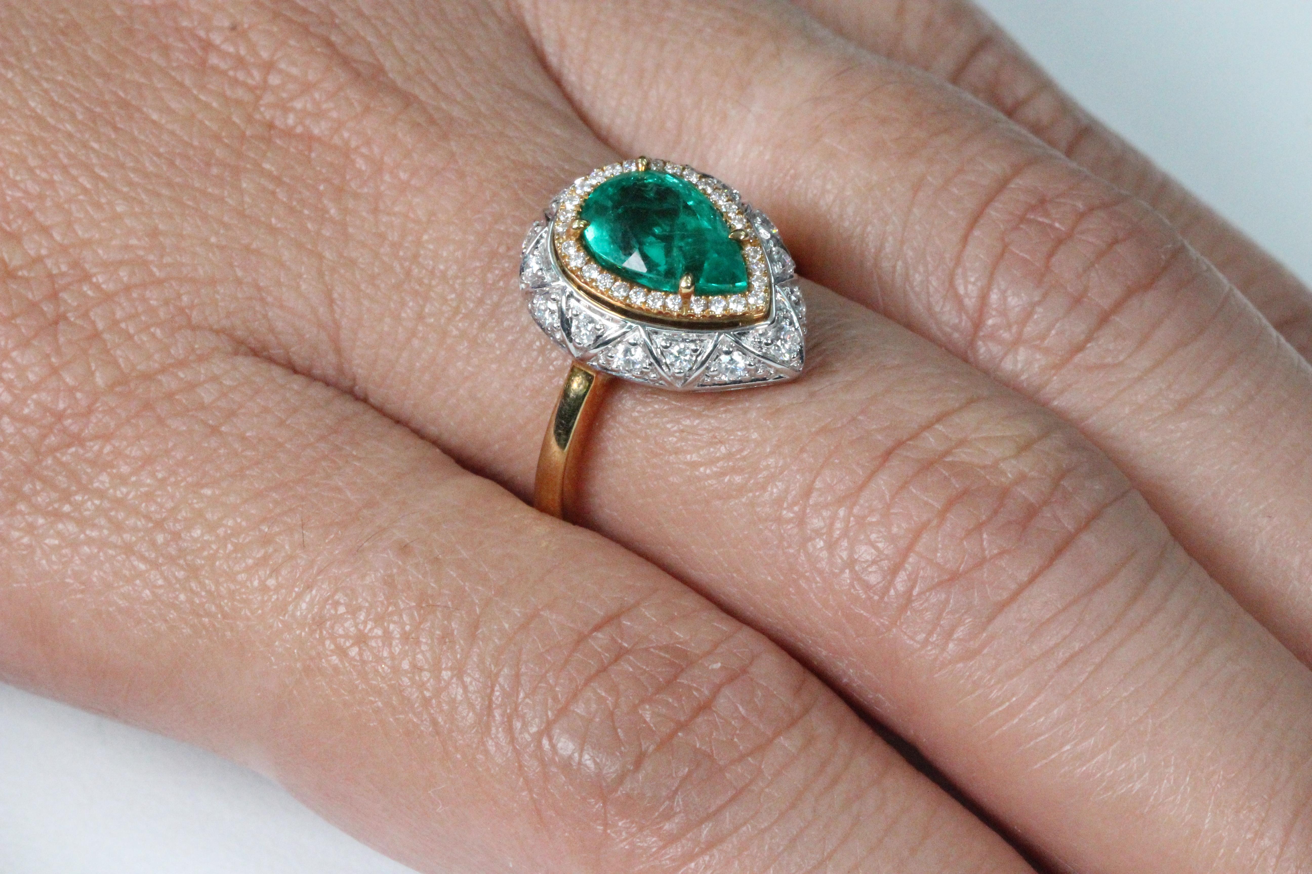 Women's or Men's 1.63 Carat Emerald And Diamond Wedding Ring In 18 Karat Gold For Sale