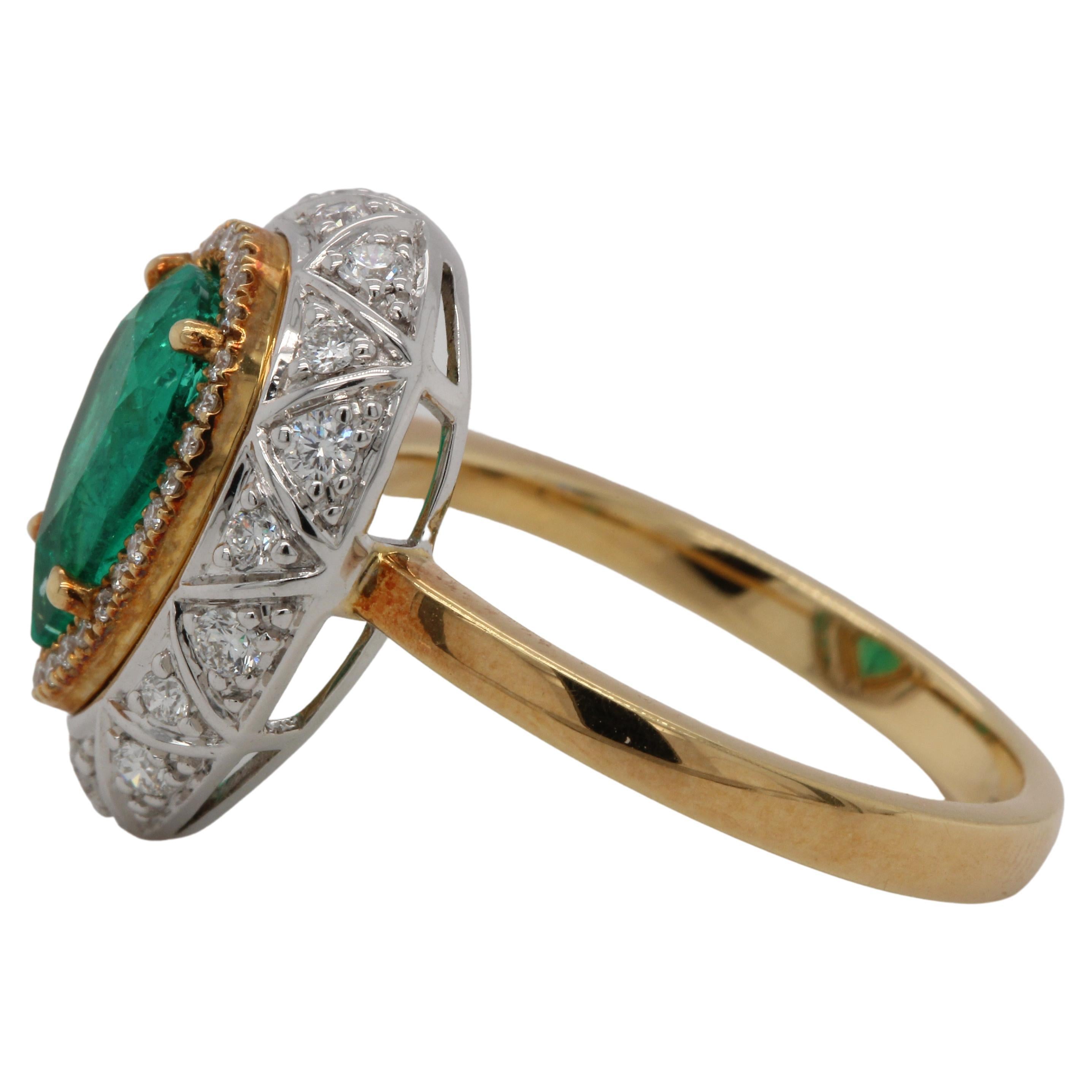 1.63 Carat Emerald And Diamond Wedding Ring In 18 Karat Gold For Sale 2