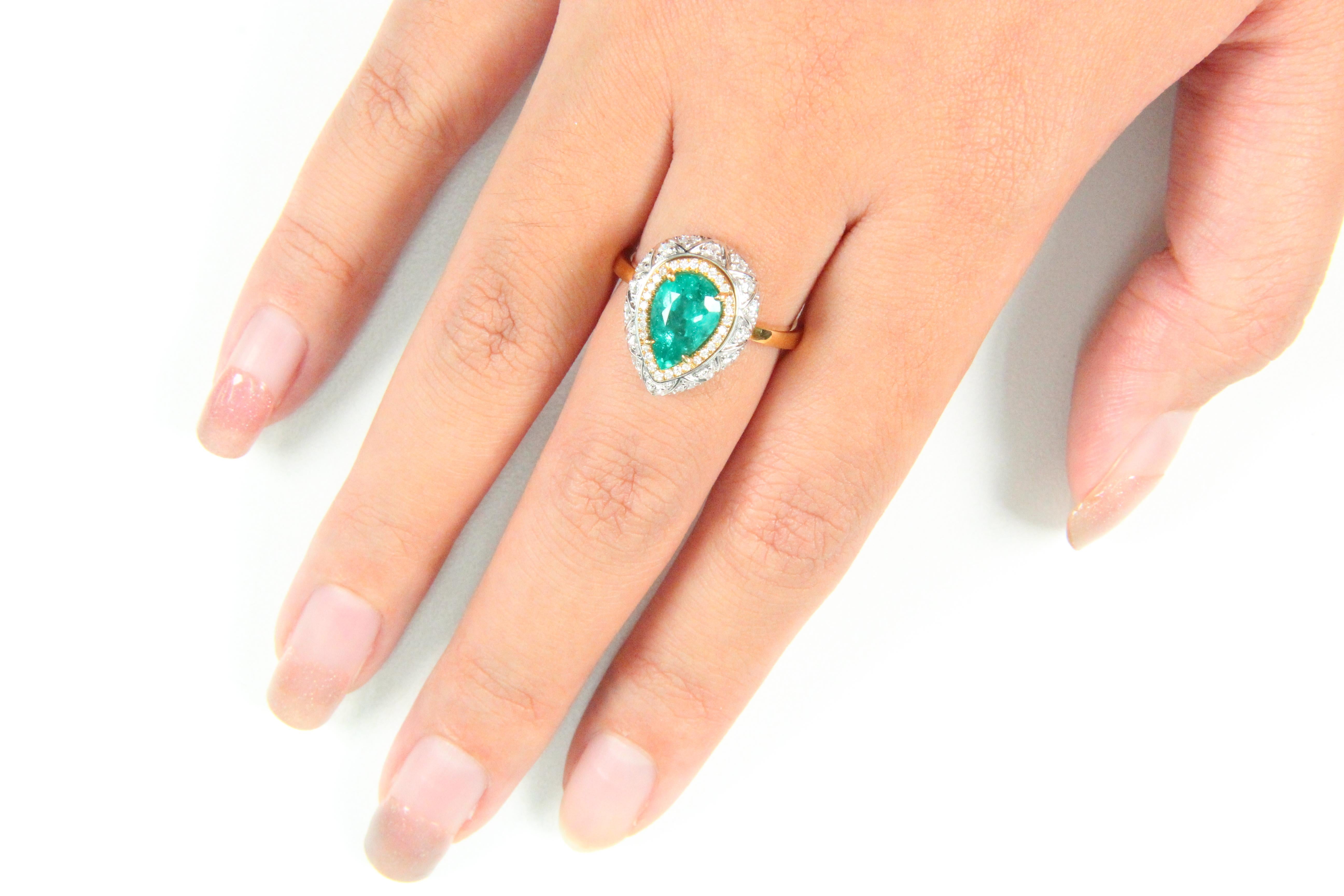 1.63 Carat Emerald And Diamond Wedding Ring In 18 Karat Gold For Sale 3