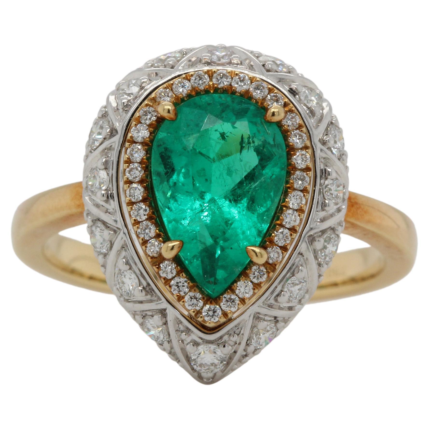 1.63 Carat Emerald And Diamond Wedding Ring In 18 Karat Gold For Sale 4