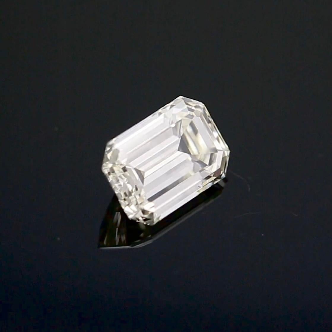Una elección refinada y elegante, este Diamante talla Esmeralda de 1,63 quilates tiene un atractivo atemporal y una claridad excepcional. El diamante, certificado por el GIA, tiene una graduación K de color y VS1 de claridad, lo que le confiere un