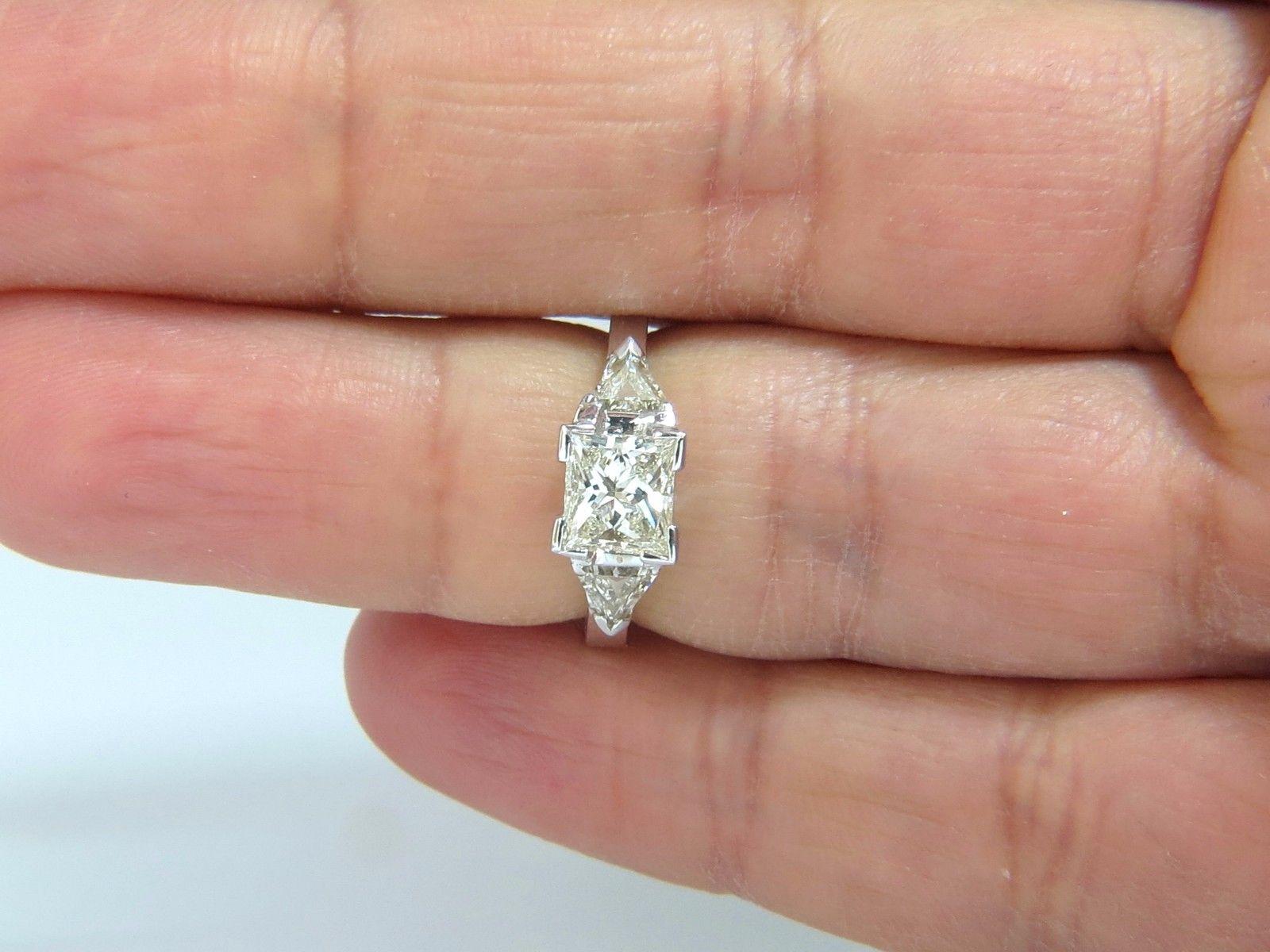 Prinzessin & Trillanten

1.17ct. Natürlicher Prinzessin-Brillant-Diamant-Ring

Seite (2) Trilliants: .46ct.

J-Farbe, Vs-2 Klarheit.

14kt. Weißgold

3.6 Gramm

Gesamtring: 

6.8 mm breit

Tiefe des Rings: 5.5 mm

Aktuelle Ringgröße: 5.5

Kann die