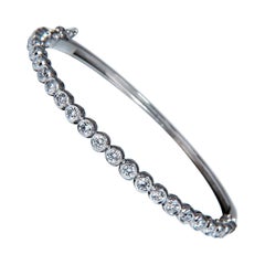 Bracciale rigido con diamanti naturali rotondi da 1,63 carati incastonati a filo nella montatura, 14 carati*