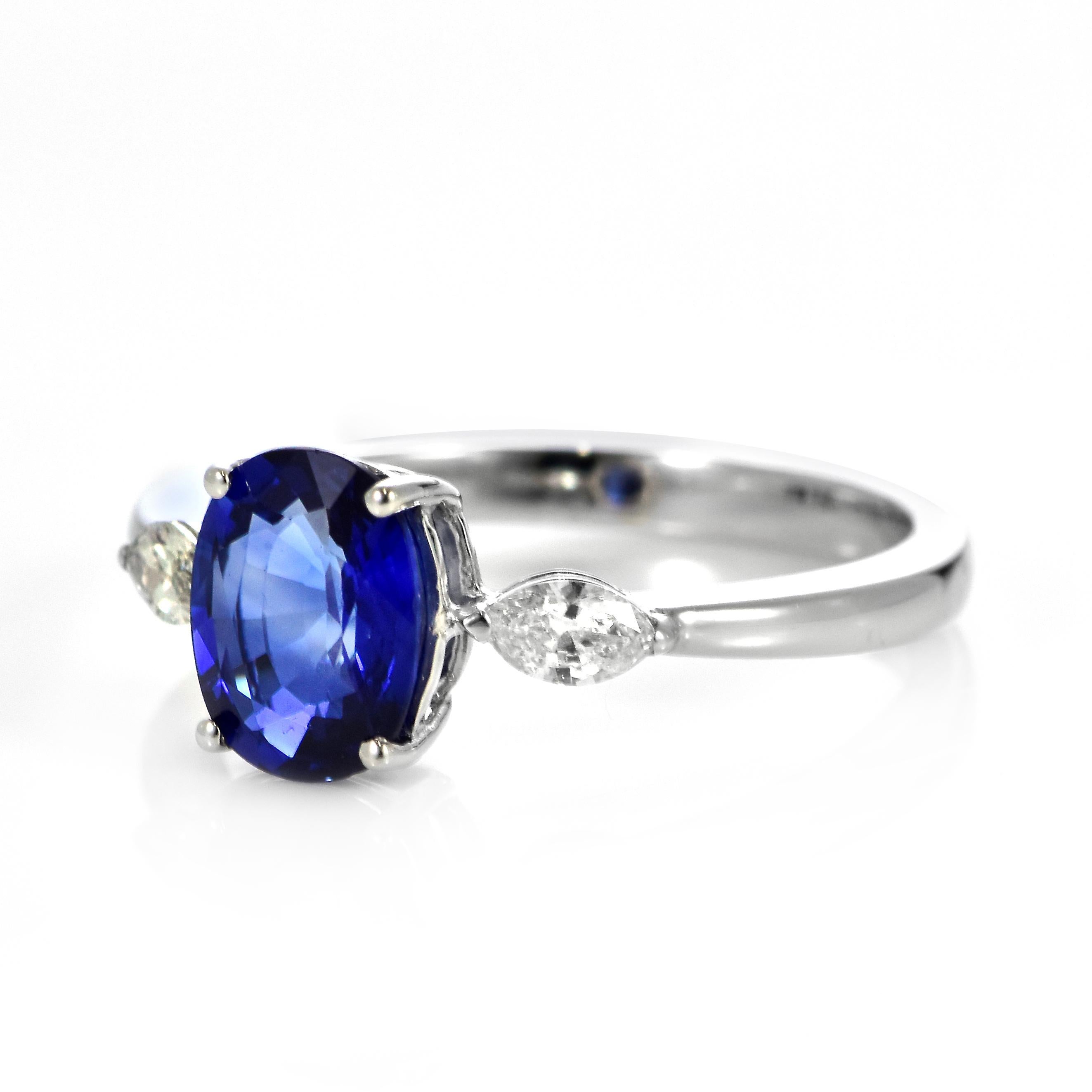 1.63 Carat Natural Royal Blue Sapphire and Diamond Ring Made in 18K White Gold In New Condition For Sale In Tokyo, JP