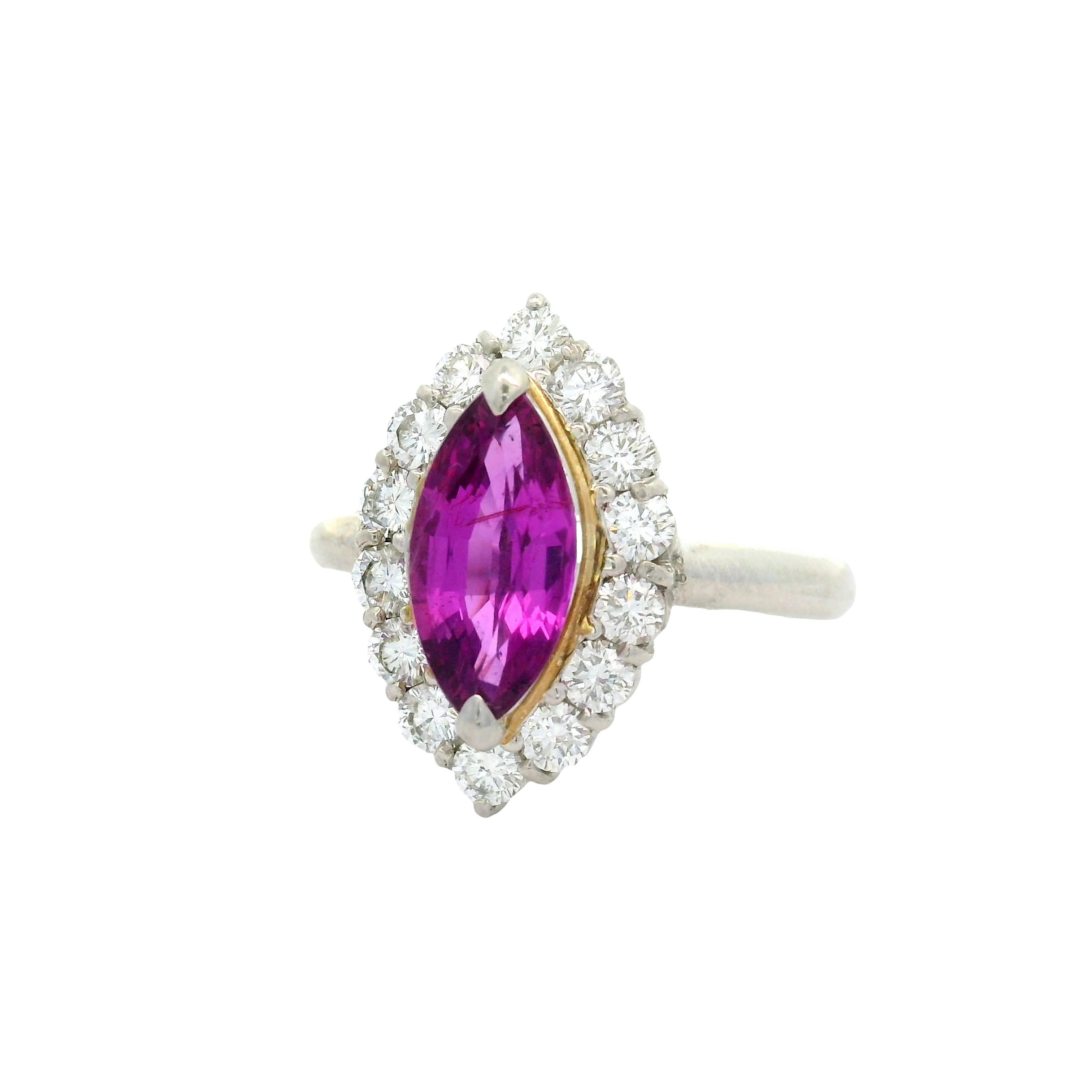 Un anillo cautivador con un impresionante zafiro rosa violáceo talla marquesa de 1,63 quilates. Tiene un color rosa muy rico y vivo y es completamente natural, sin indicios de tratamiento térmico. El vibrante tono rosa del zafiro se complementa