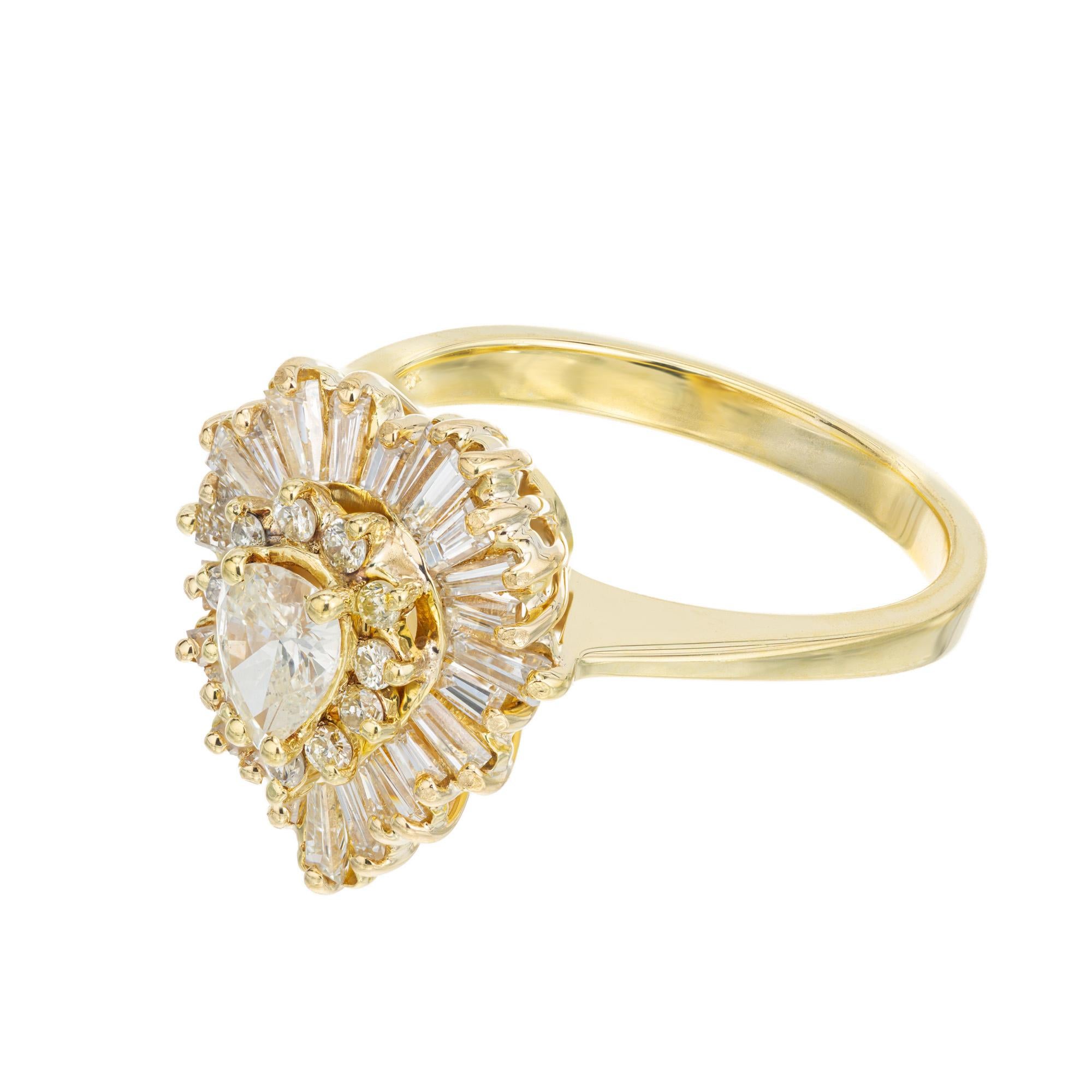 Taille poire Bague de fiançailles ballerine en or jaune avec halo de diamants en forme de poire de 1,63 carat  en vente