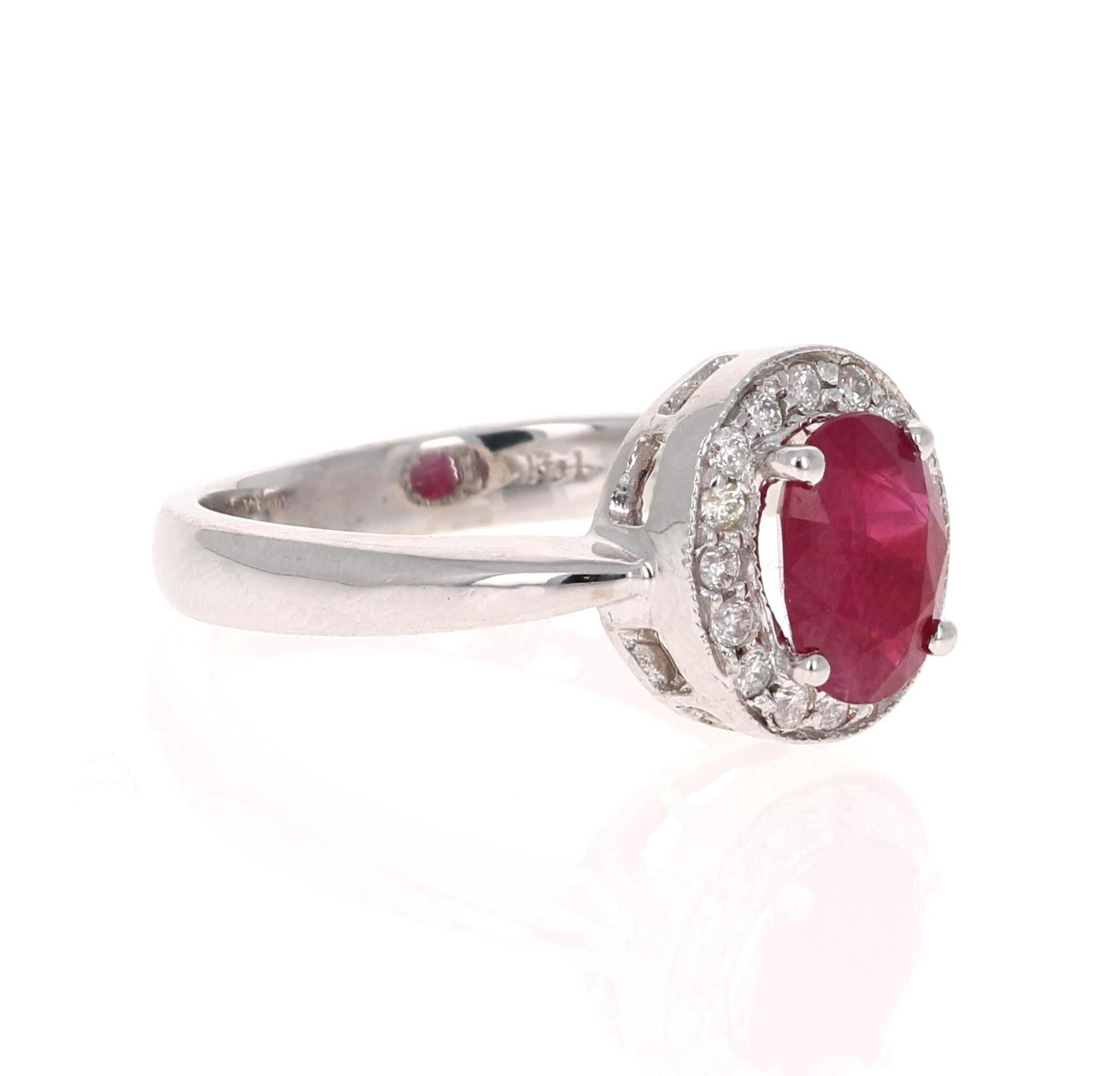 Superbe bague en rubis et diamant avec un rubis de taille ovale de 1,45 carat et 16 diamants de taille ronde pesant 0,18 carat. Le poids total en carats de la bague est de 1.63 carats. (Clarté : SI, Couleur : F)

Le Rubis est originaire du