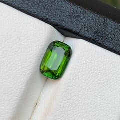1.63 Karat Lebendiges Olivgrün Natürlicher Turmalin Cushion-Schliff Loser Edelstein