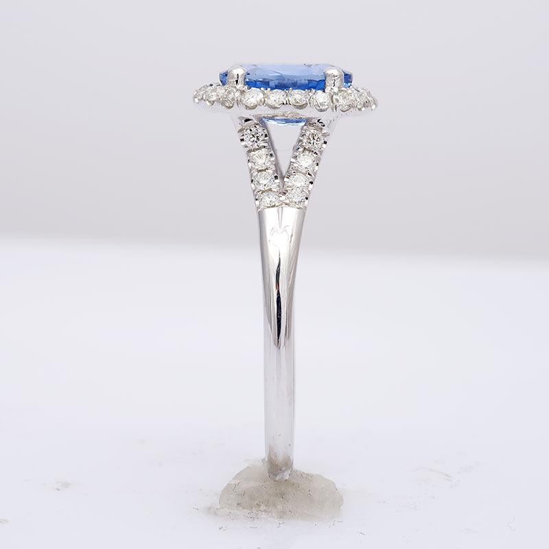 Natürlicher blauer Saphir Stein 1,63 Karat in 14K Weißgold Ring mit Diamanten gefasst (Gemischter Schliff) im Angebot
