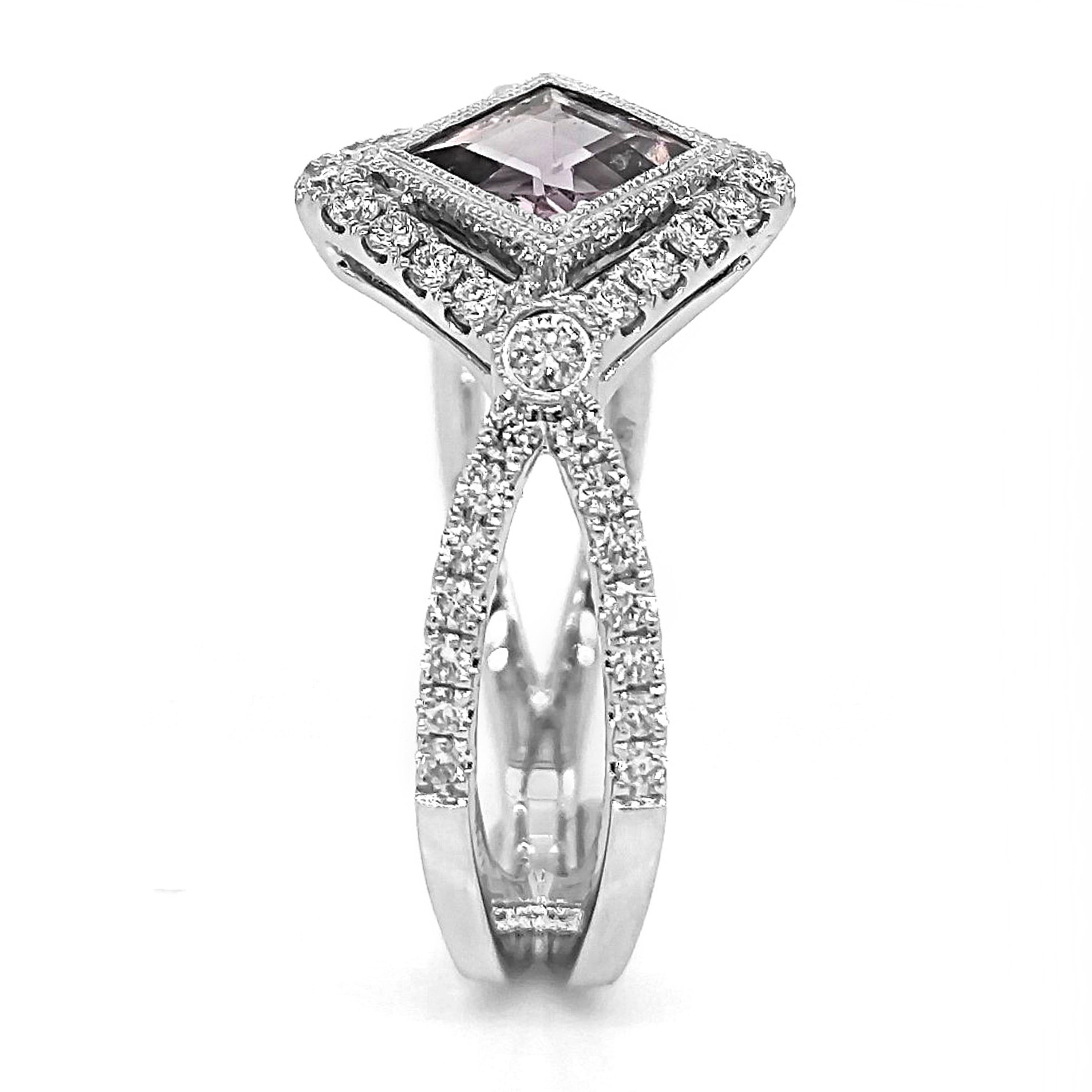 Taglio princess Anello in oro bianco con zaffiro e diamanti bianchi da 1,63 carati in vendita