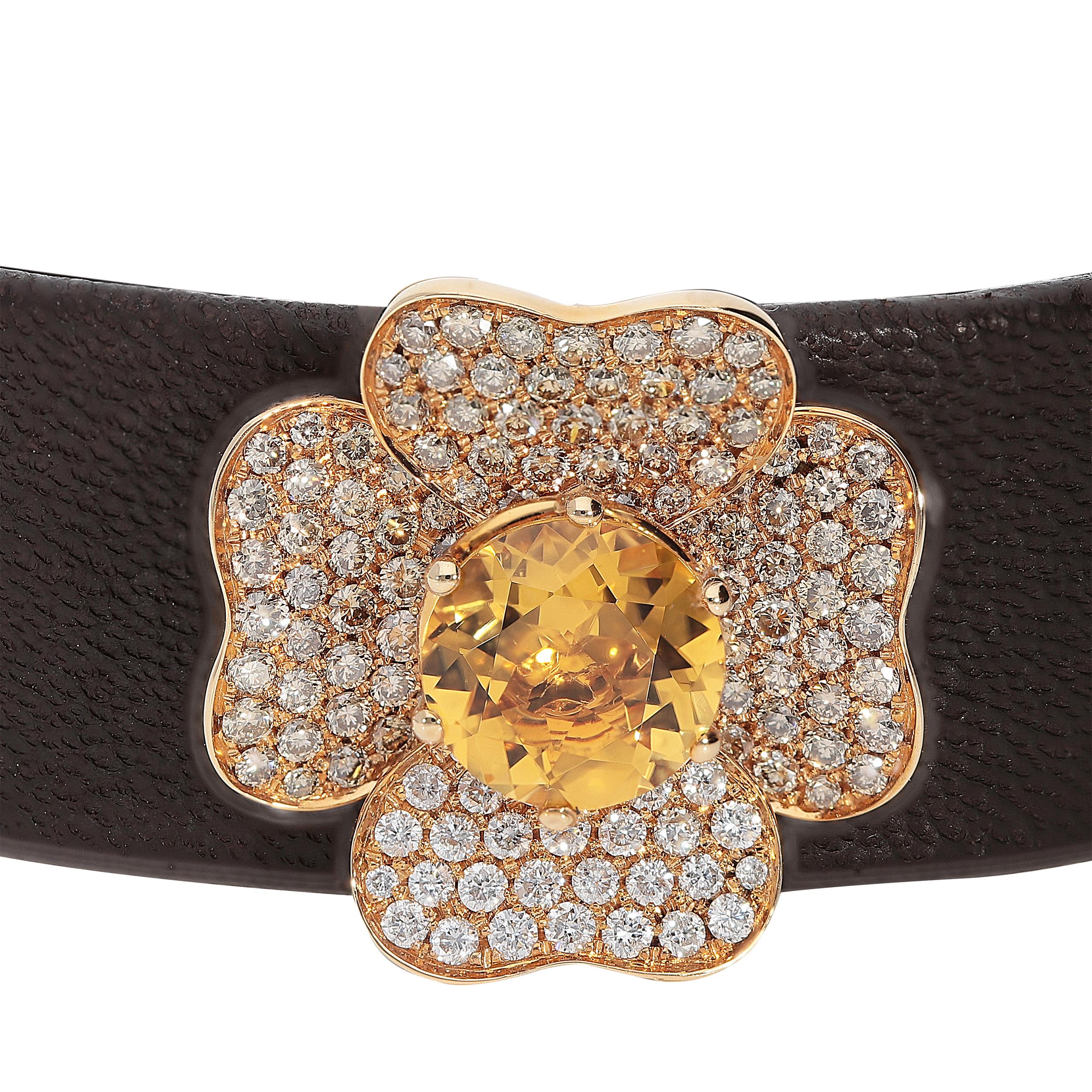 Fashion bracelet in 18kt pink gold for 7,10 grams with flexible core brown leather.
The height of the leather is 1,60 centimeters and the wrist size is 5x4 centimeters.
The flower has got a stunning citrine quartz as central for 1,63 carats and 3