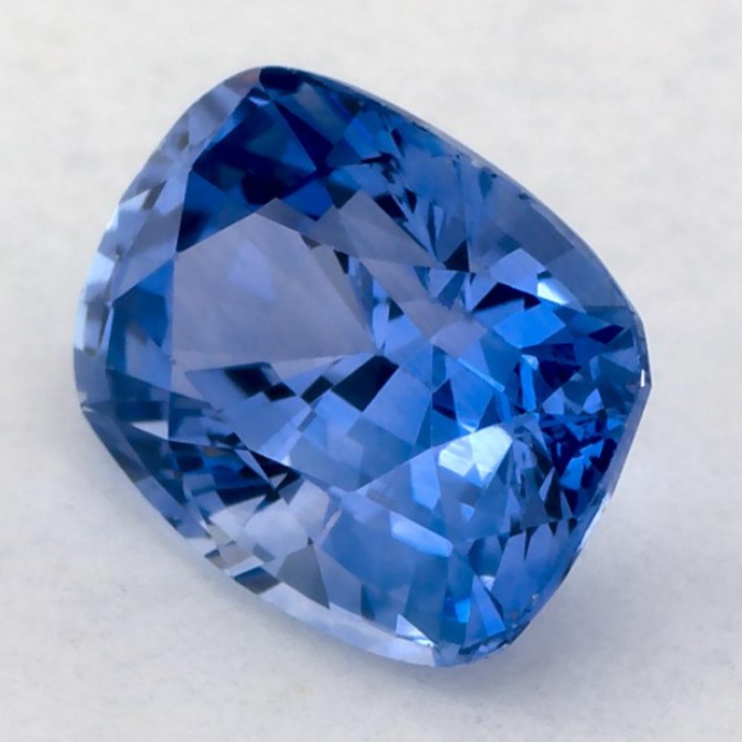Dieser natürliche blaue Saphir bietet Eleganz und Raffinesse. Mit seiner satten Farbsättigung und seinem präzisen Schliff ist er das perfekte Herzstück für einen Verlobungsring oder ein luxuriöses Schmuckdesign.

Dieser Saphir stammt aus Sri Lanka