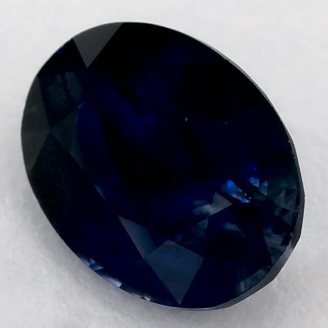 Este zafiro azul natural ofrece elegancia y sofisticación. Con su rica saturación de color y su corte preciso, es la pieza central perfecta para un anillo de compromiso o un diseño de joyería de lujo.

Este zafiro es originario de Sri Lanka