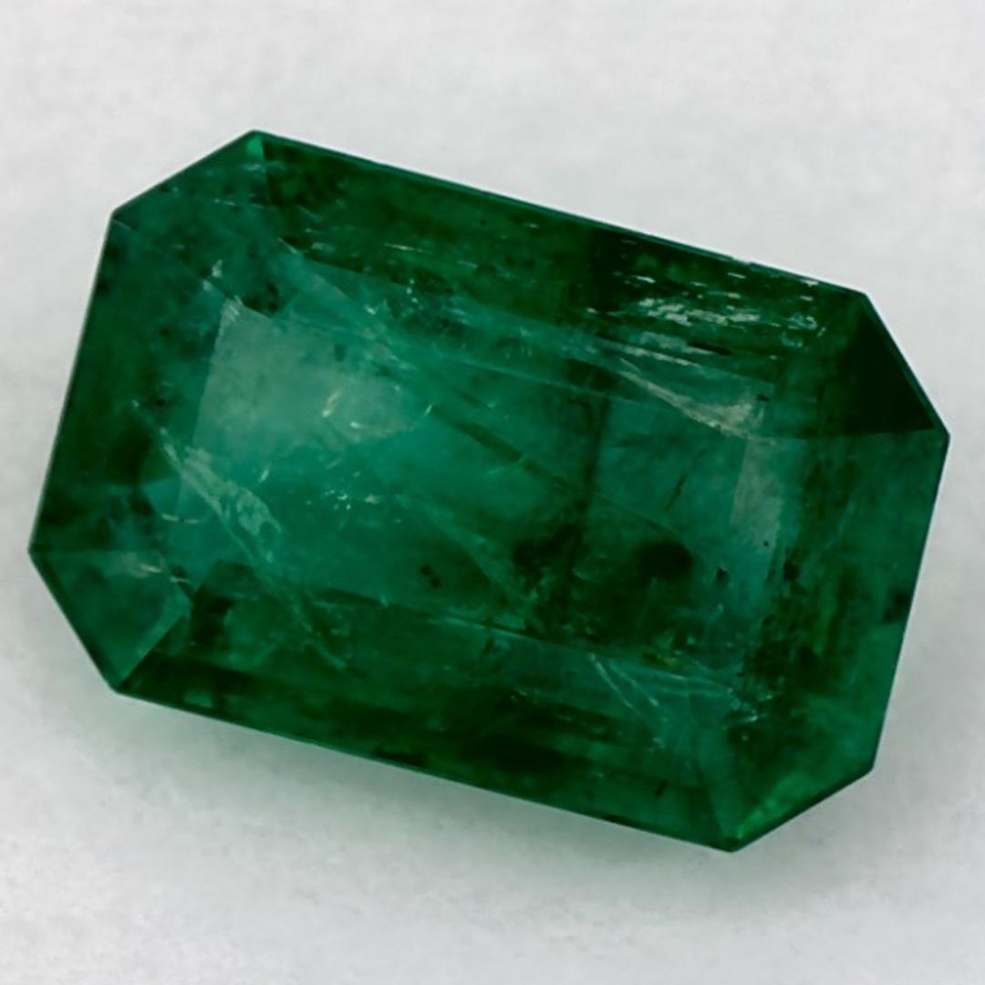 Con un vibrante tono verde, la piedra de nacimiento de mayo es un símbolo del renovado crecimiento primaveral. 

Explora la vibrante colección de esmeraldas, rubíes y zafiros de nuestra tienda, disponibles como gemas sueltas y combinadas con nuestra