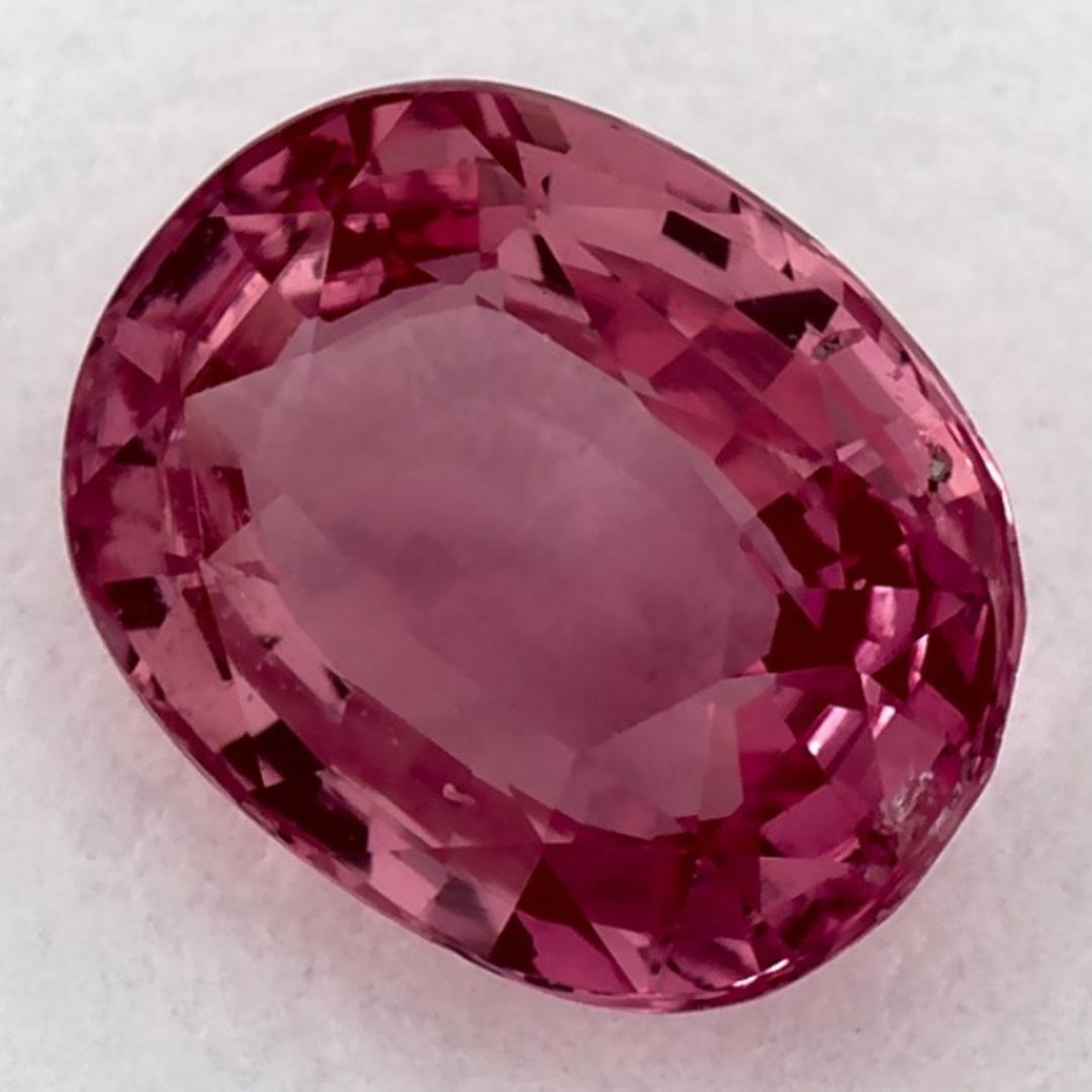 Questo zaffiro rosa naturale offre eleganza e raffinatezza. Con la sua ricca saturazione del colore e il taglio preciso, è il centro perfetto per un anello di fidanzamento o per un design di gioielli di lusso.

Questo zaffiro proviene dallo Sri