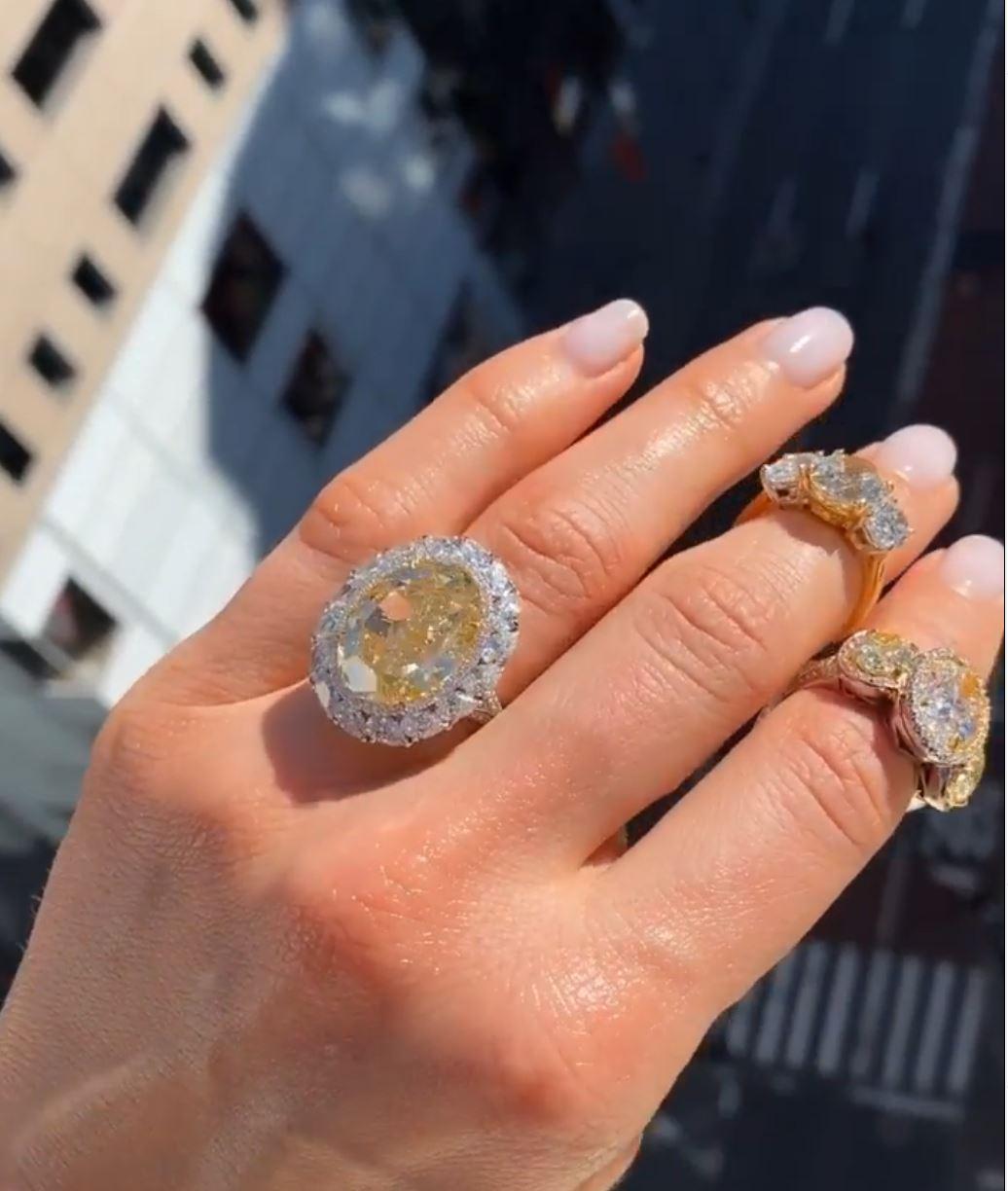 Rarissimi diamanti ovali Fancy Yellow Intense VS2 da 16,30 carati, con 5 carati di diamanti incastonati
Certificato da GIA
Sembra un 25 carati.
Incastonato in una montatura con diamante personalizzata

Qualità dell'investimento.