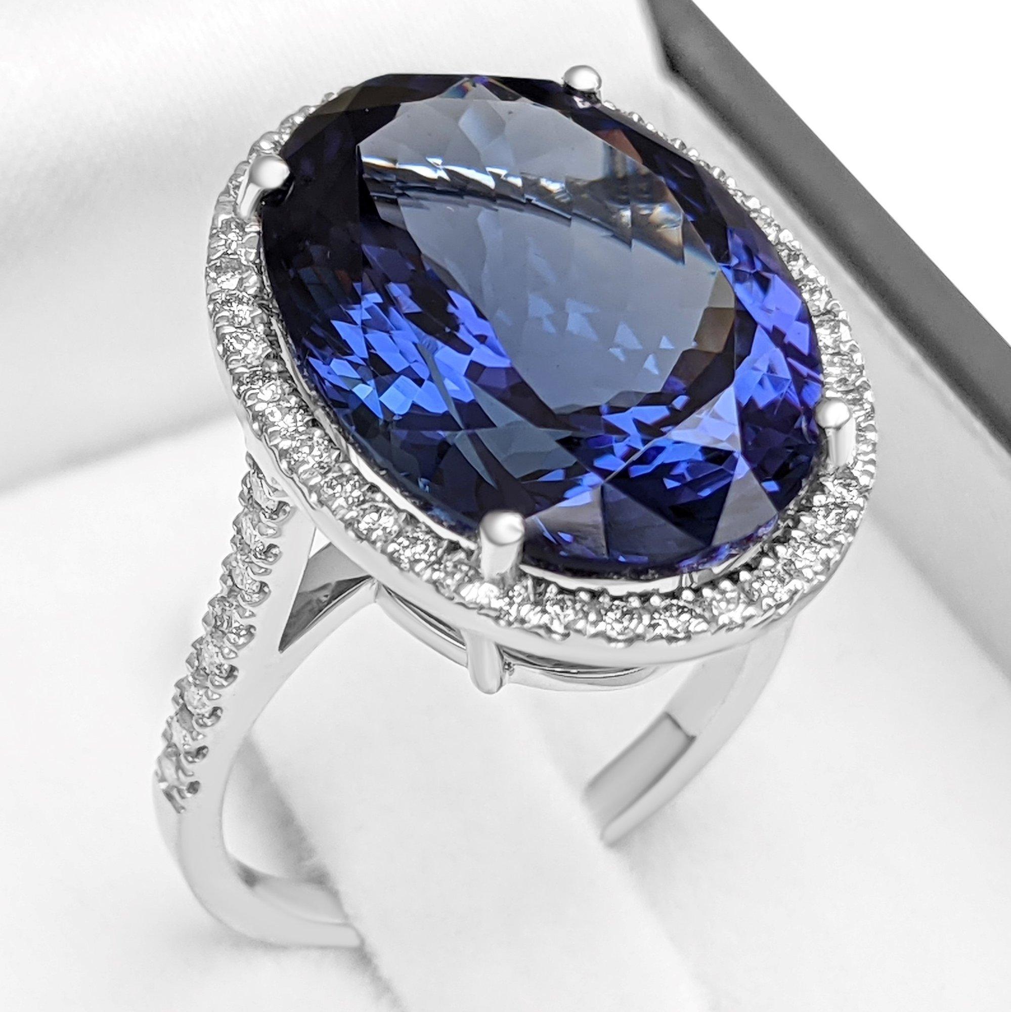 NO RESERVE - 16.31ct Oval Tanzanite & 0.60cttw Diamonds, 18K White Gold Ring In New Condition In Ramat Gan, IL