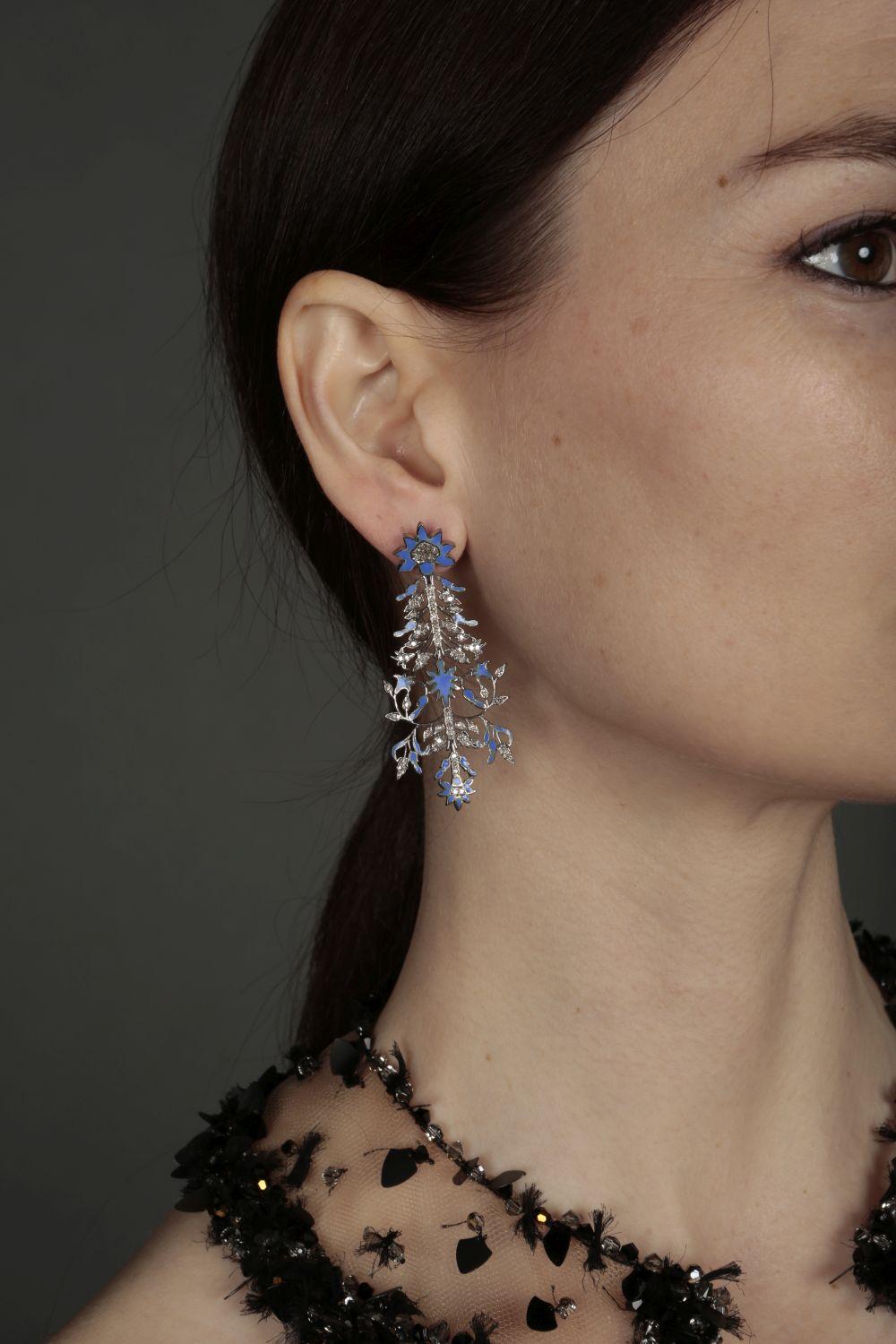 A truly spectacular pair of earrings inspired by an actual wall mural from the Mughal era. The Mughal Emperor Shah Jahan built the world renowned Taj Mahal as a tomb of his favourite wife, Mumtaz Mahal. It houses Shah Jahans tomb itself. Constructed