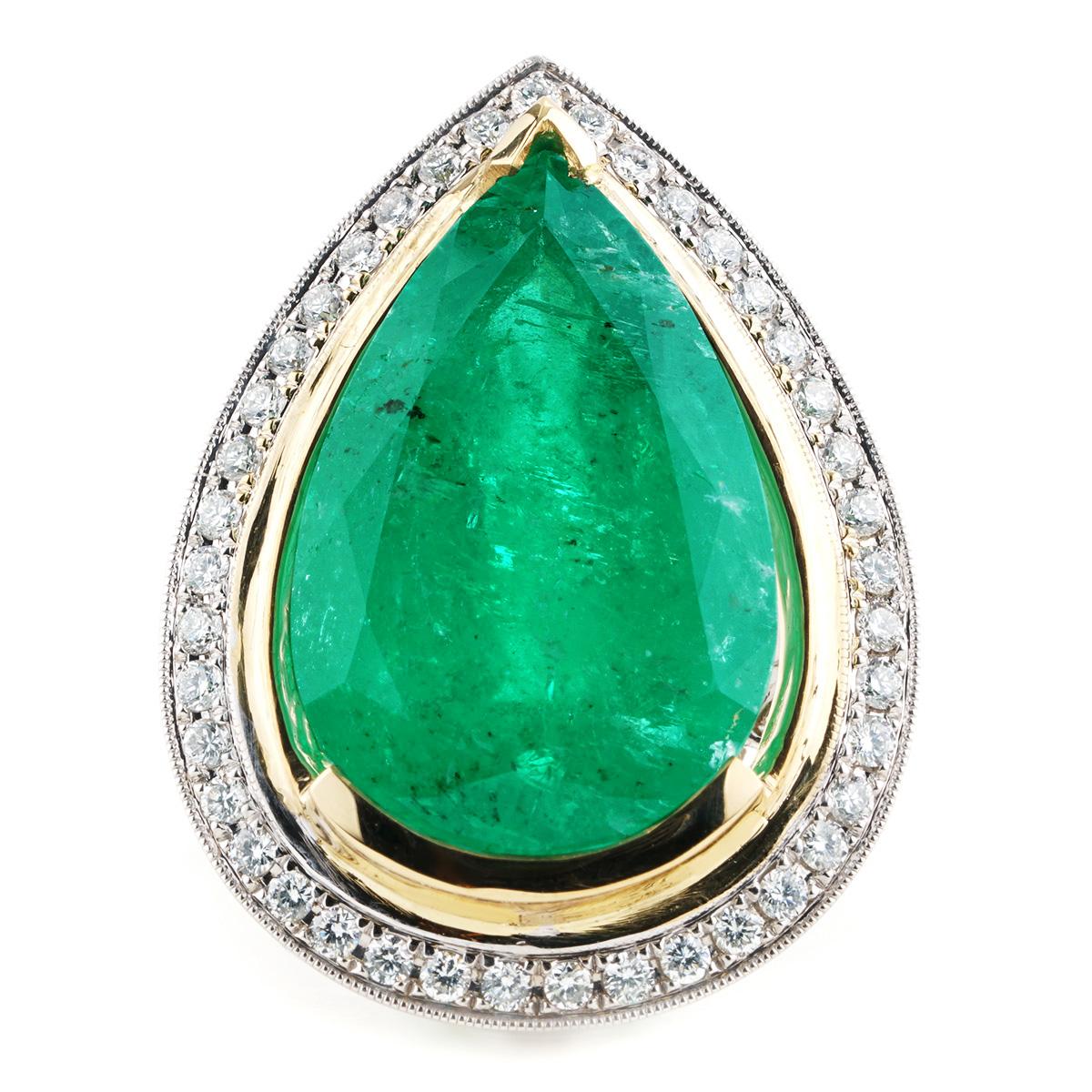 Dieser exquisite Ring ist eine harmonische Mischung aus Opulenz und Eleganz, die durch ihre zeitlose Schönheit besticht. Dieser Ring aus luxuriösem, zweifarbigem 18-karätigem Gold wiegt beachtliche 16 Gramm und strahlt Raffinesse aus.

Sein