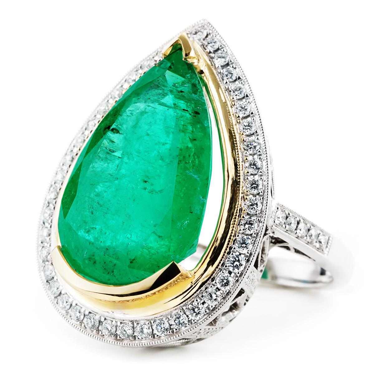 16,34 Karat birnenförmiger Smaragd und Diamant Halo Mode-Ring aus zweifarbigem 18K Gold (Moderne) im Angebot