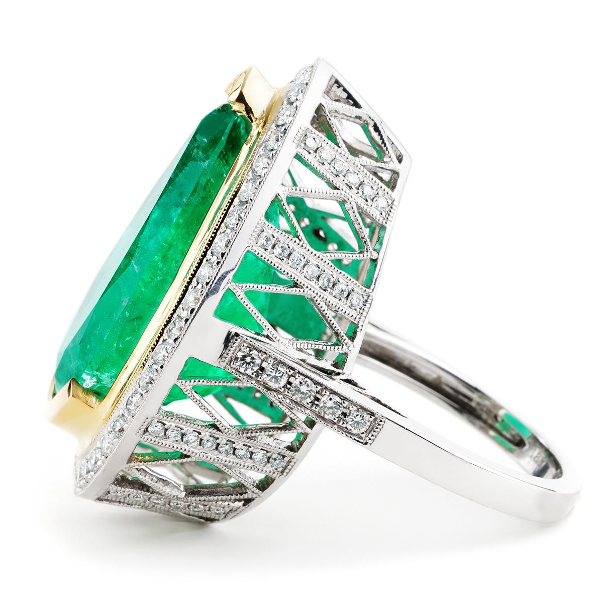 16,34 Karat birnenförmiger Smaragd und Diamant Halo Mode-Ring aus zweifarbigem 18K Gold (Tropfenschliff) im Angebot