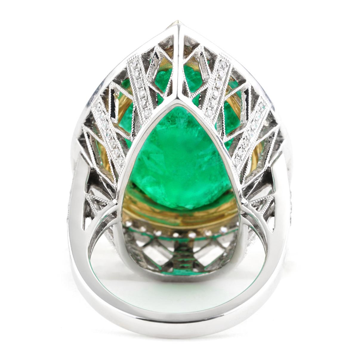 16,34 Karat birnenförmiger Smaragd und Diamant Halo Mode-Ring aus zweifarbigem 18K Gold im Zustand „Neu“ im Angebot in Chicago, IL
