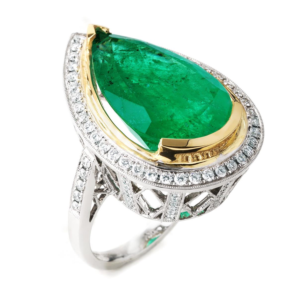 16,34 Karat birnenförmiger Smaragd und Diamant Halo Mode-Ring aus zweifarbigem 18K Gold Damen im Angebot