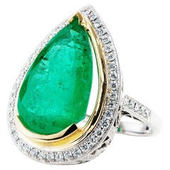 Bague mode en or 18 carats bicolore avec émeraude poire de 16,34 carats et halo de diamants
