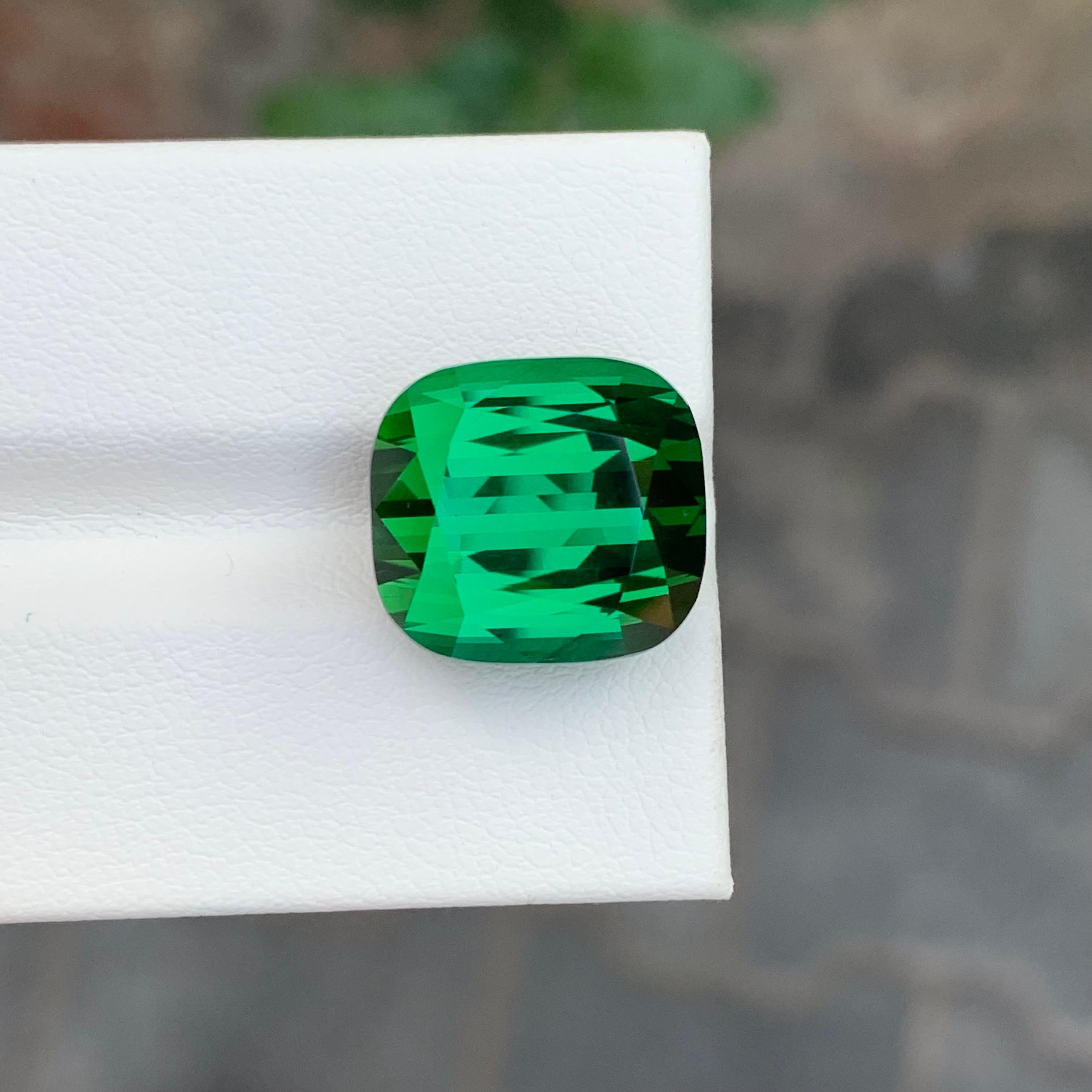 Arts and Crafts Tourmaline verte naturelle facettée taille coussin de 16,35 carats en vente