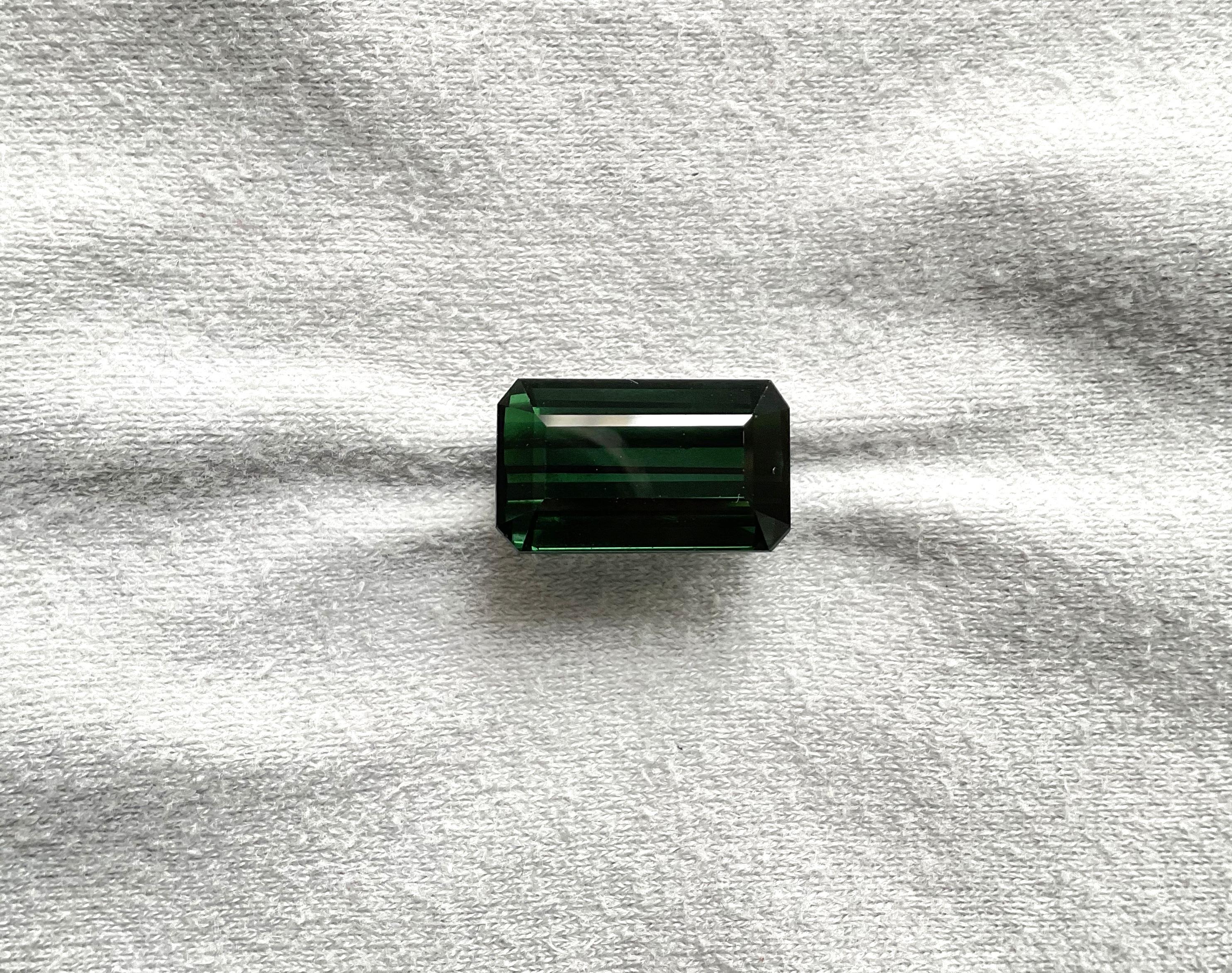 Art déco Pierre précieuse naturelle tourmaline vert foncé octogonale à facettes de 16,35 carats en vente