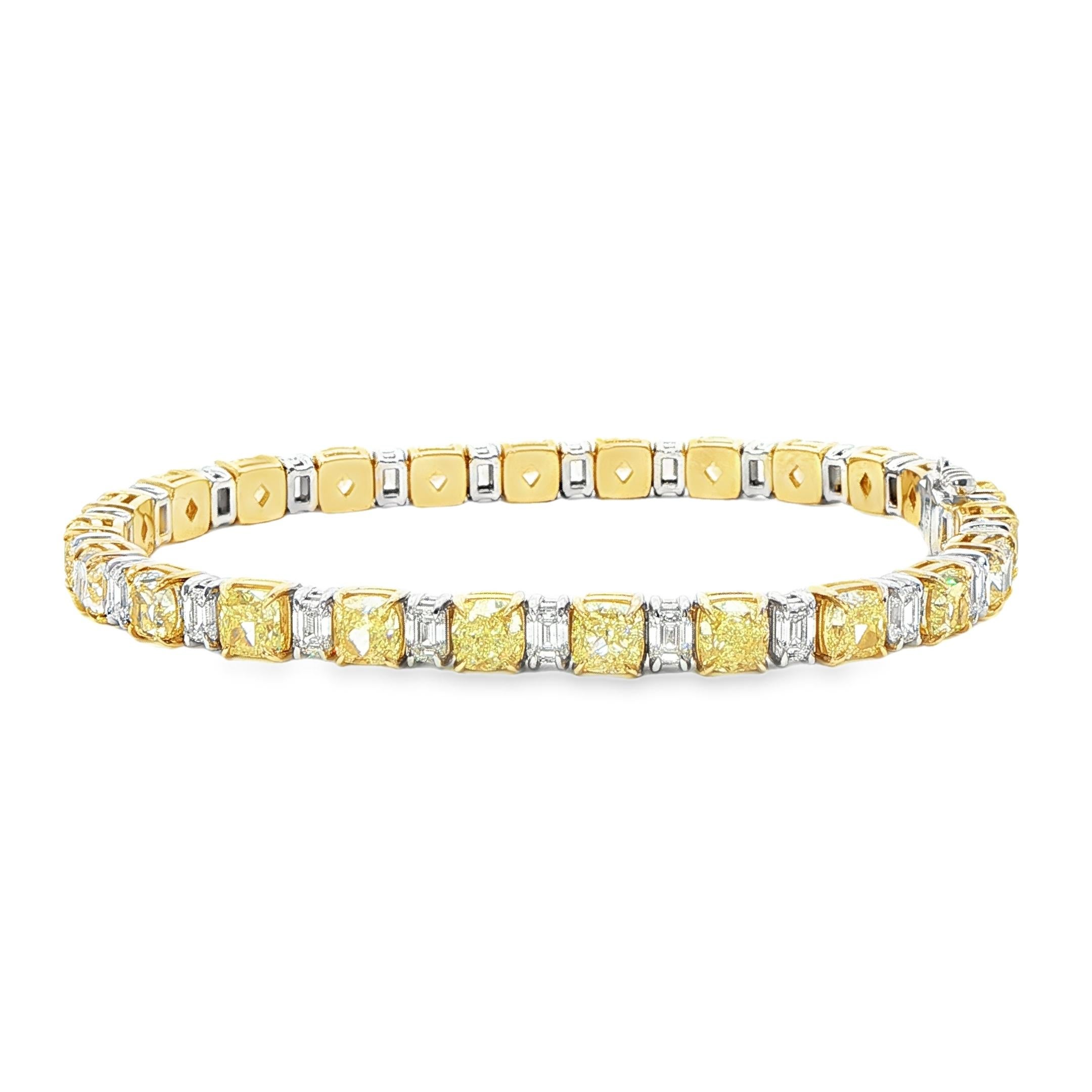 Ce bracelet de tennis en or blanc et jaune 18 carats est serti de vingt-quatre diamants jaunes de couleur fantaisie pesant 12,84 ct et de vingt-quatre diamants de taille émeraude pesant 3,51 ct de couleur E-F et de pureté VS1.
