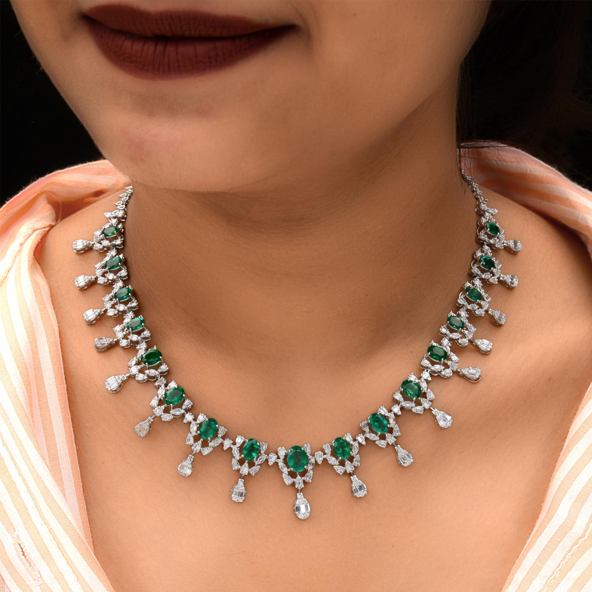 Collar gargantilla de esmeraldas verdes y diamantes talla oval de 16,35 Tcw y oro blanco de 18 quilates.
Este exquisito collar exhibe una elegante disposición de esmeraldas talla oval, cada una enmarcada por un halo de diamantes talla brillante y