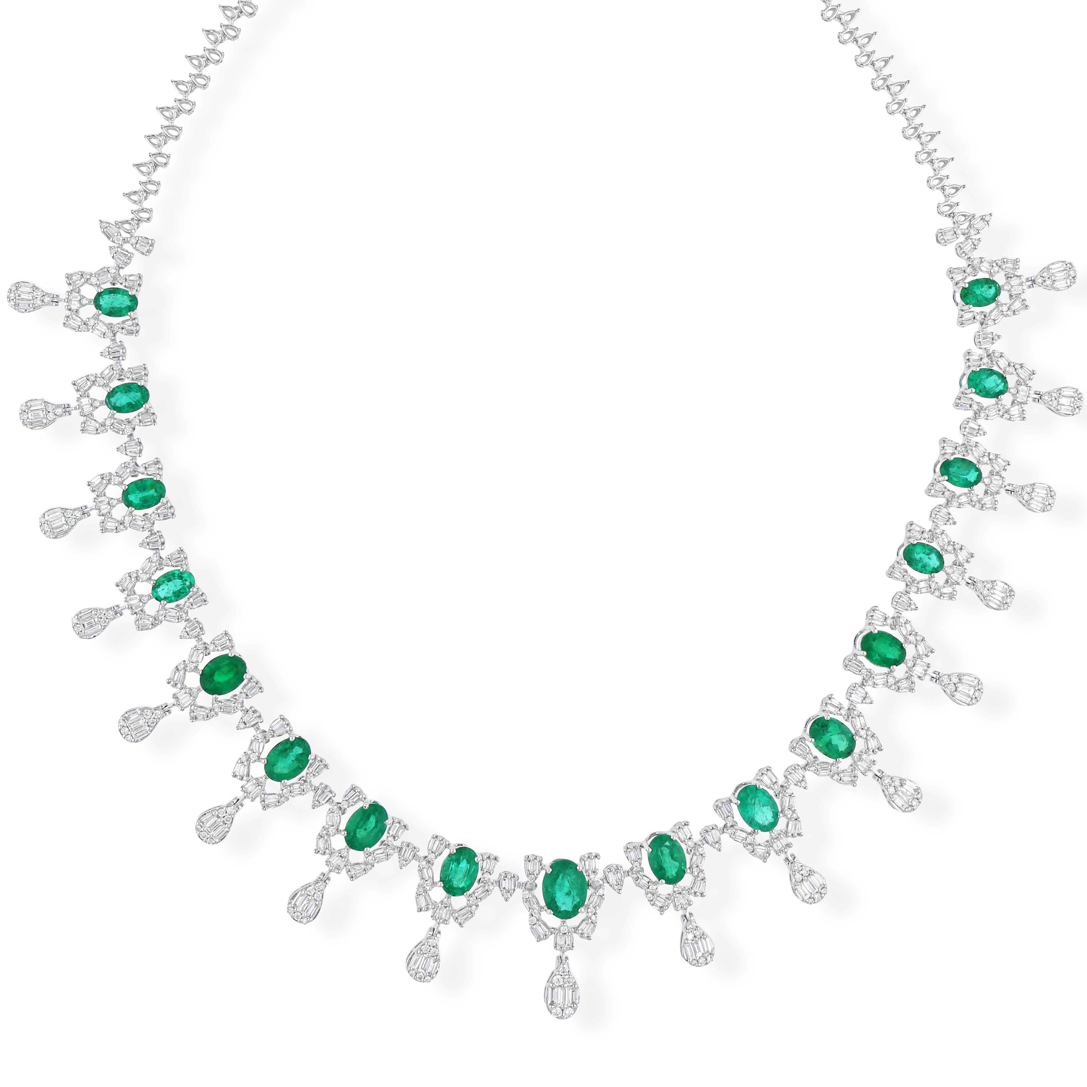 Collar gargantilla de esmeraldas verdes y diamantes talla oval de 16,35 Tcw y oro blanco de 18 quilates. en Nuevo estado para la venta en Diera, Dubai