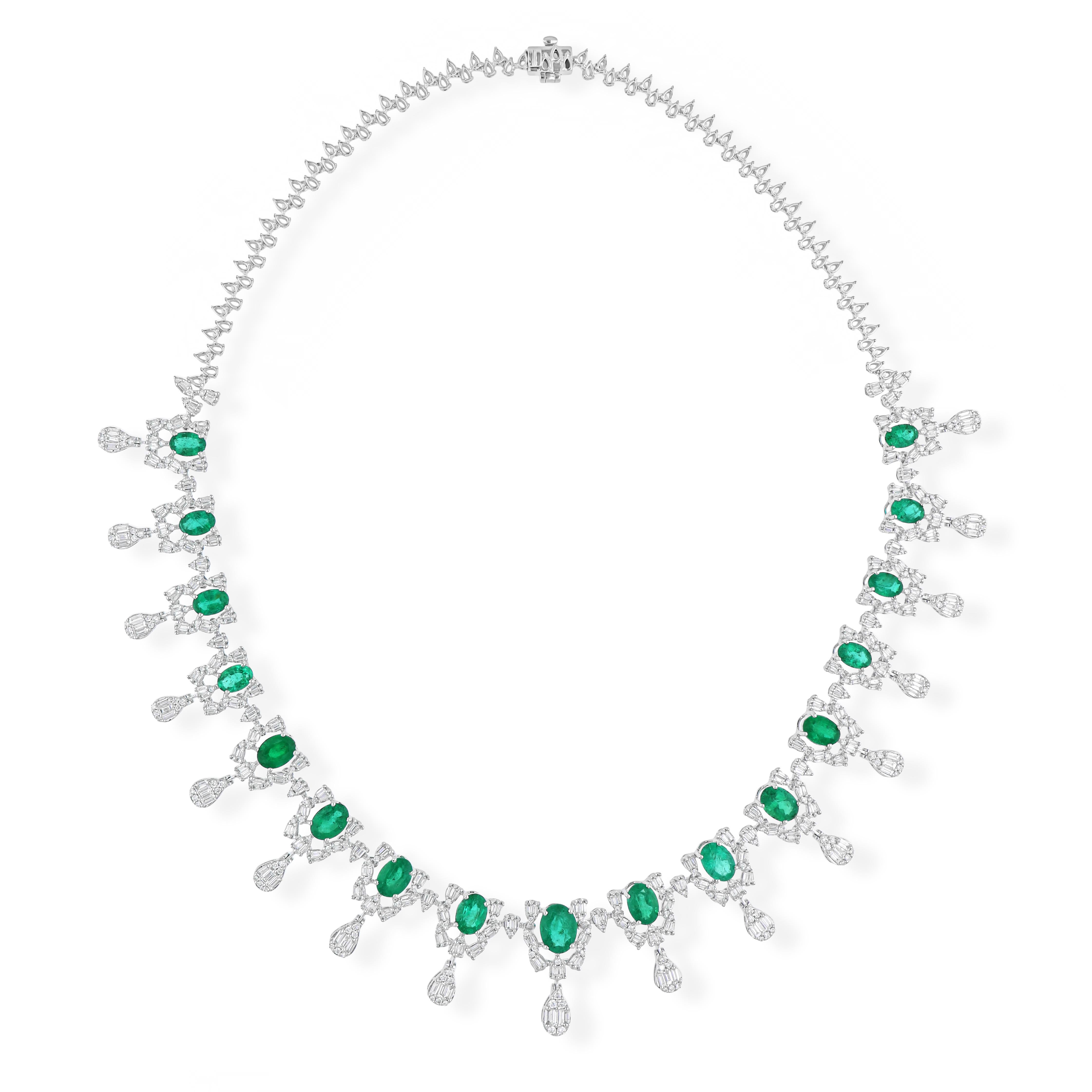 Collar gargantilla de esmeraldas verdes y diamantes talla oval de 16,35 Tcw y oro blanco de 18 quilates. en venta 1