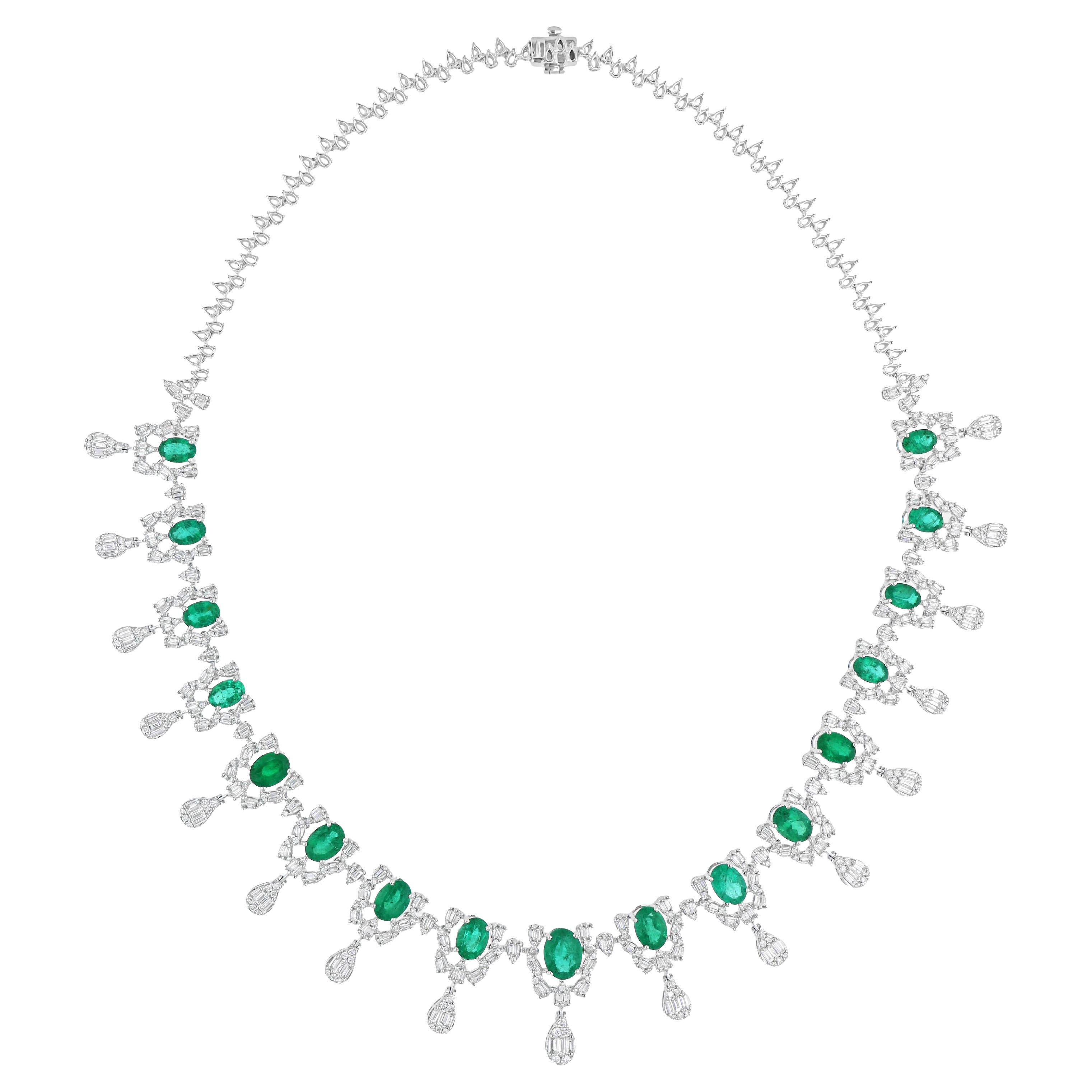 Collana girocollo con smeraldo verde taglio ovale e diamanti da 16,35Tcw in oro bianco 18 carati.