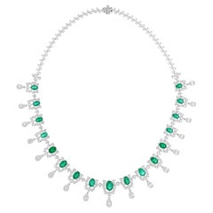 Collana girocollo con smeraldo verde taglio ovale e diamanti da 16,35Tcw in oro bianco 18 carati.