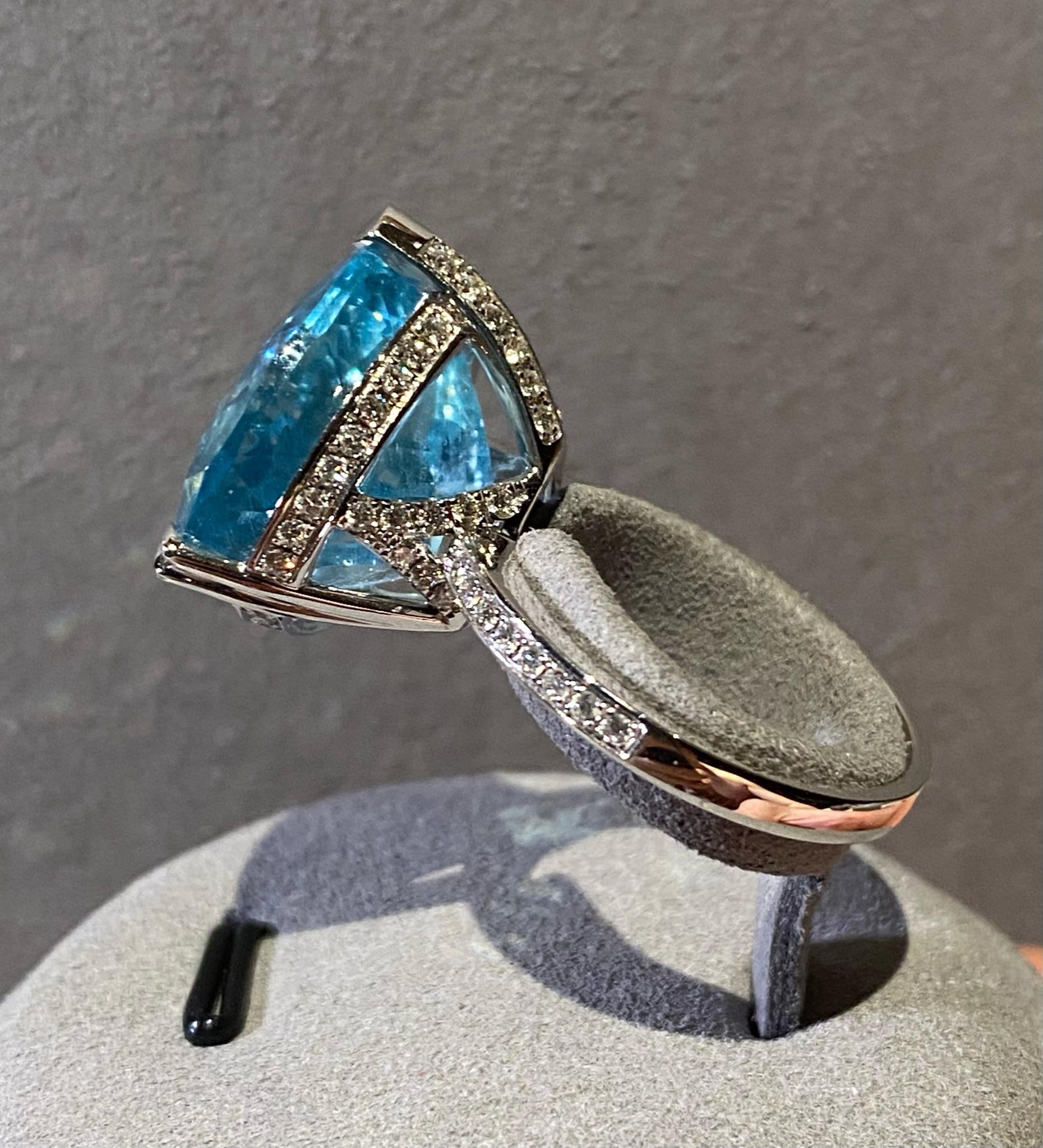 16.39 Ct Intense Blue Aquamarine and Diamond Ring in 18k White Gold In New Condition In Melbourne, AU