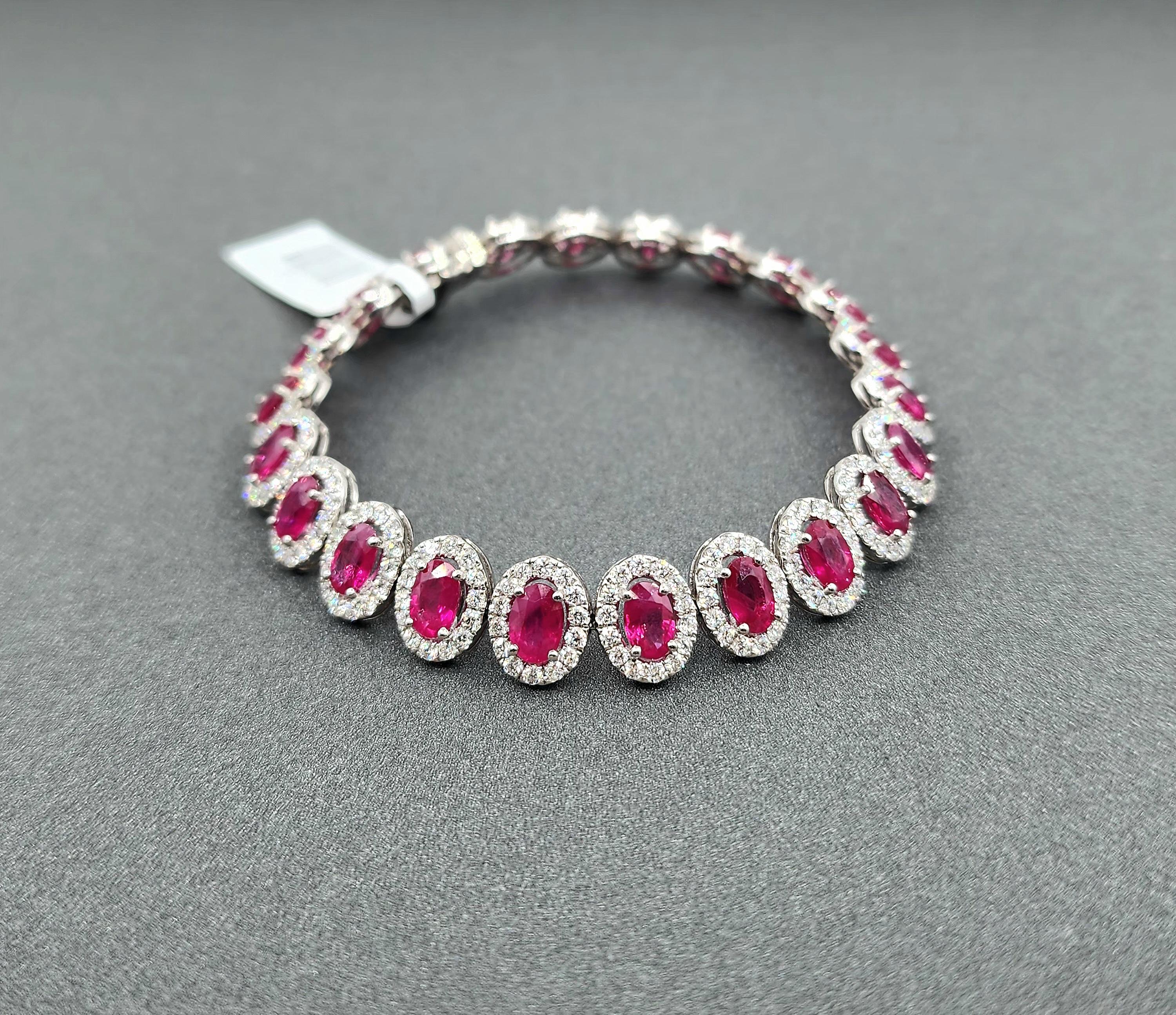 Ce magnifique bracelet en rubis naturel et diamants de 16,39 ct comprend 22 rubis naturels pour 12,02 ct et 308 diamants pour 4,37 ct. Les diamants sont de couleur E/F et de pureté VS1/VS2. Une pièce maîtresse de toute garde-robe. 
