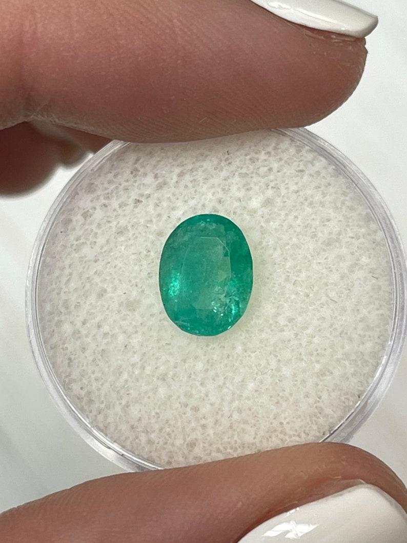 A. Stone: Smeraldo
Peso: 1,63 carati
Forma: Taglio ovale
Chiarezza: Semi-trasparente
Lucentezza: Buona
Colore: Verde bluastro medio-chiaro
Misure: 9,25 mm x 7,17 mm x 4,44 mm
Origine geografica: Colombia
Trattamento: Naturale, oliatura

Commenti: A
