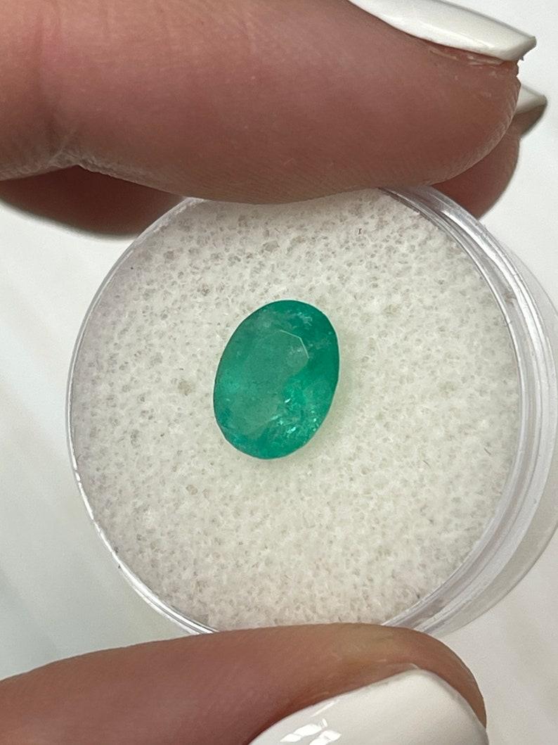 Moderno 1.63ct 9.3x7.2 Smeraldo colombiano verde torbido e bluastro - Gemma dal taglio ovale in vendita