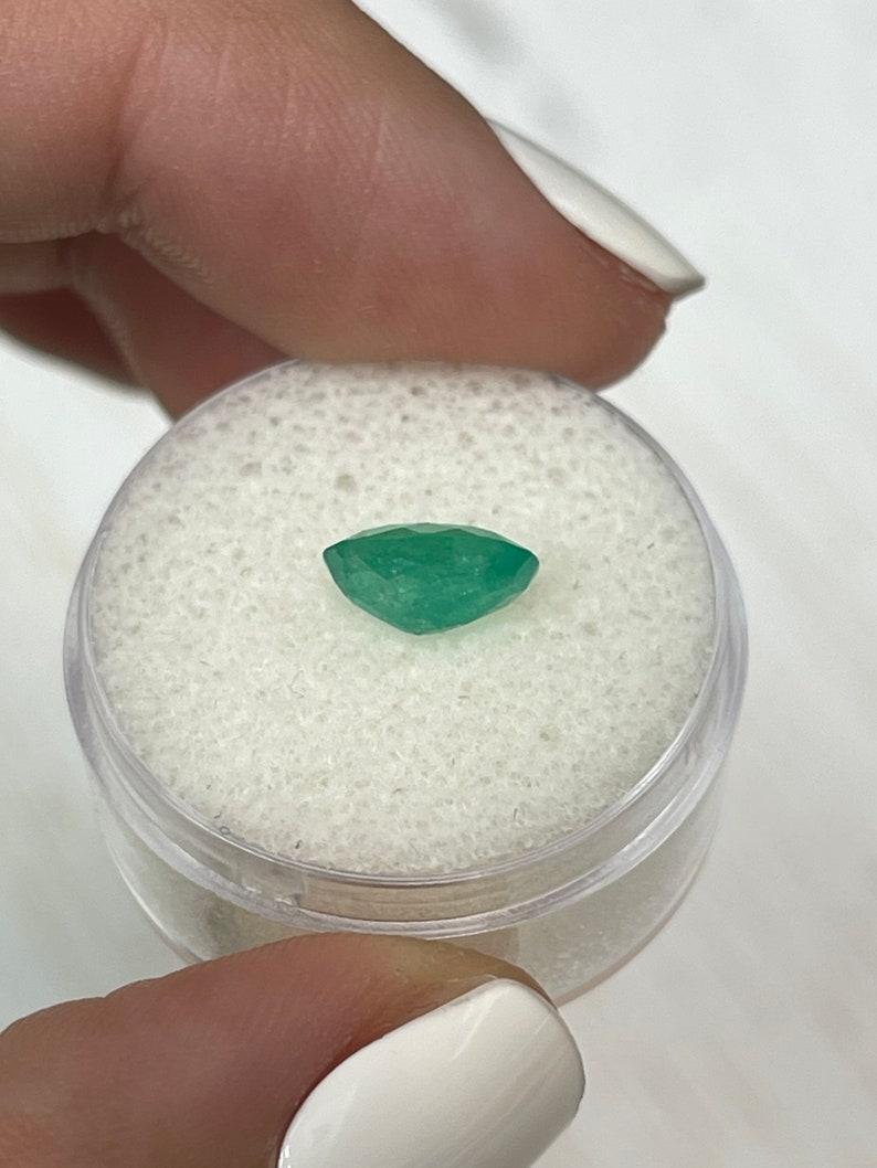 Donna 1.63ct 9.3x7.2 Smeraldo colombiano verde torbido e bluastro - Gemma dal taglio ovale in vendita
