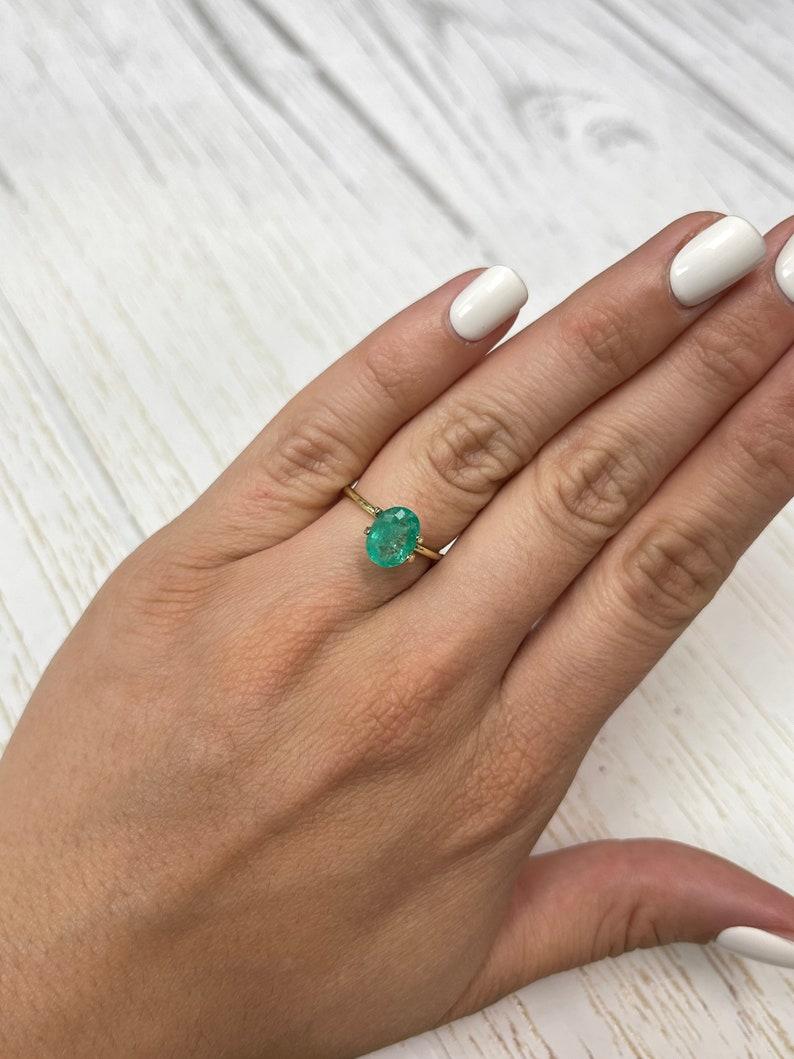 1.63ct 9.3x7.2 Smeraldo colombiano verde torbido e bluastro - Gemma dal taglio ovale in vendita 1