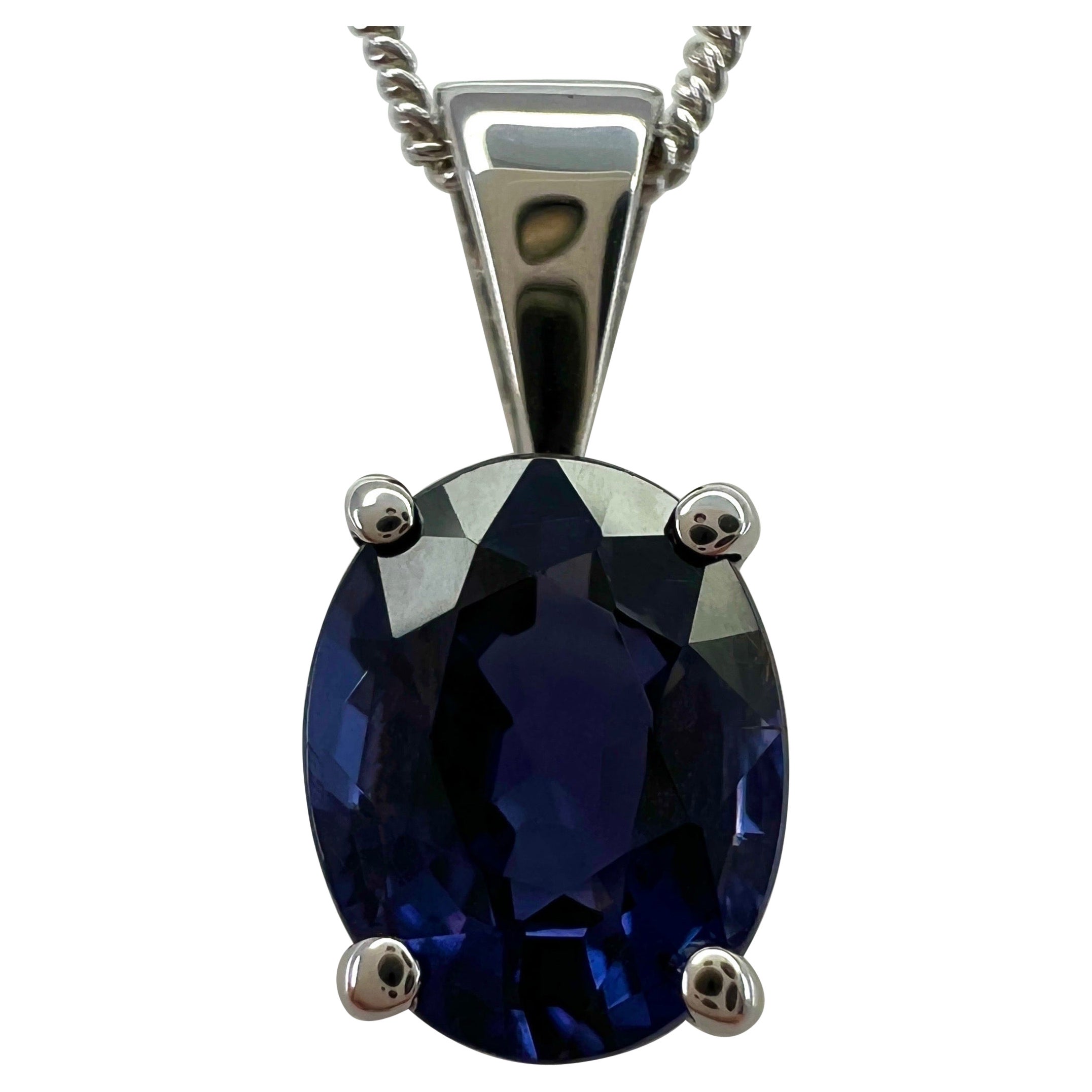 Collana con ciondolo solitario in oro bianco 18 carati, 1,63 carati di spinello blu viola taglio ovale in vendita
