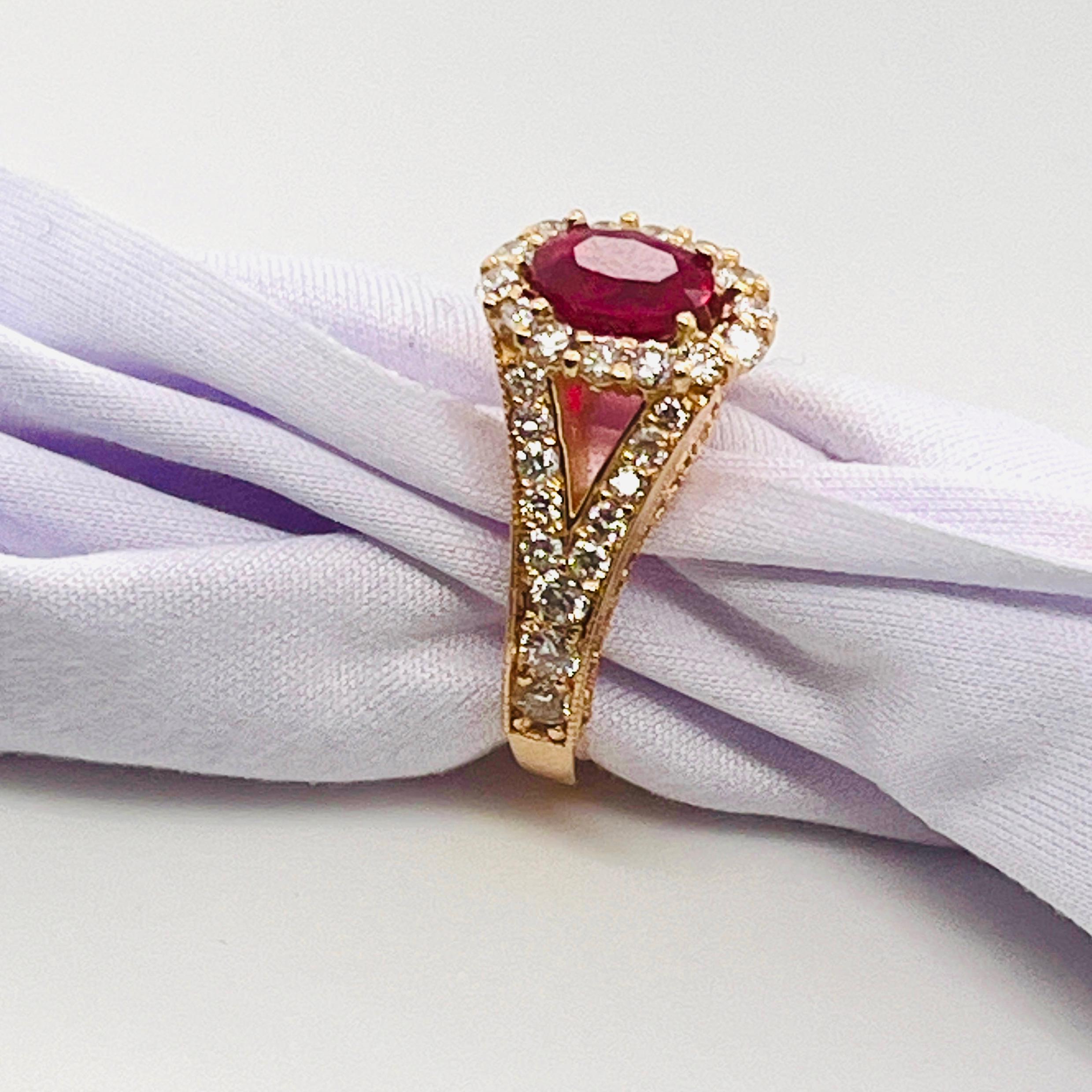 Taglio ovale Anello con rubino rosso vivo da 1,63 carati e diamante da 1,25 carati - oro giallo 18 carati - Ovale R in vendita