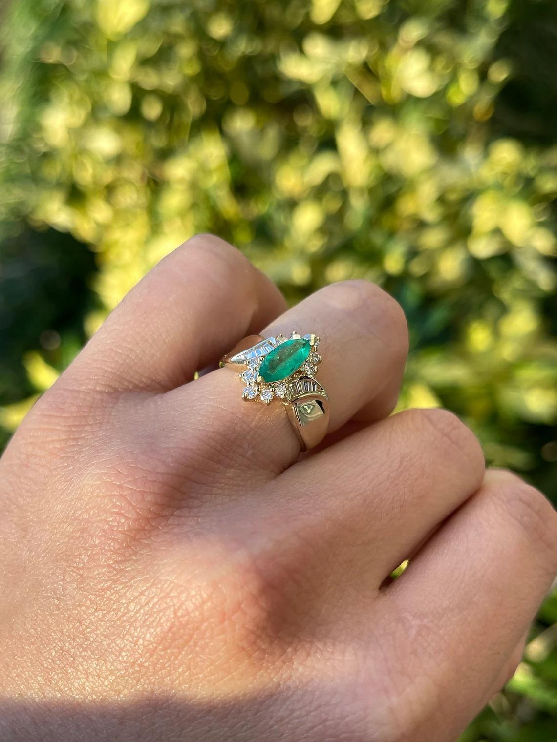 Anillo de oro de 14 quilates con esmeralda colombiana talla marquesa de 1,63 tcw y acento de diamantes en venta 1
