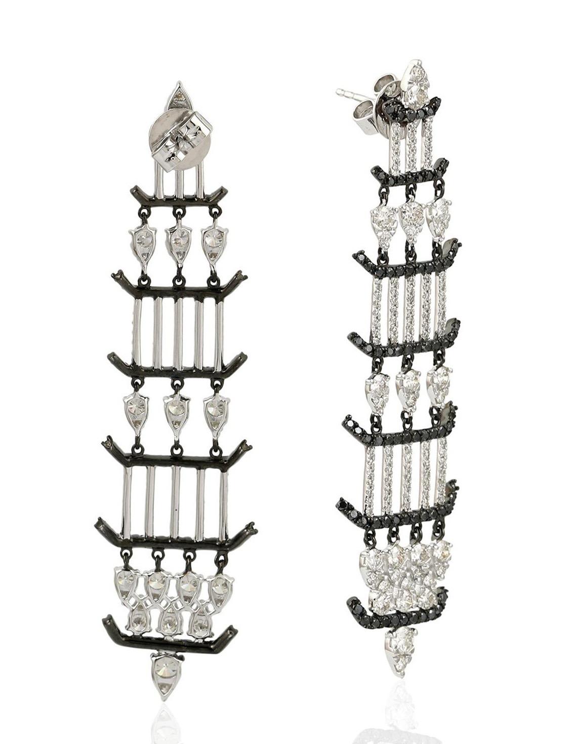 Contemporary 1.64 Carat 18 Karat Gold Diamond Chandelier Earrings For Sale