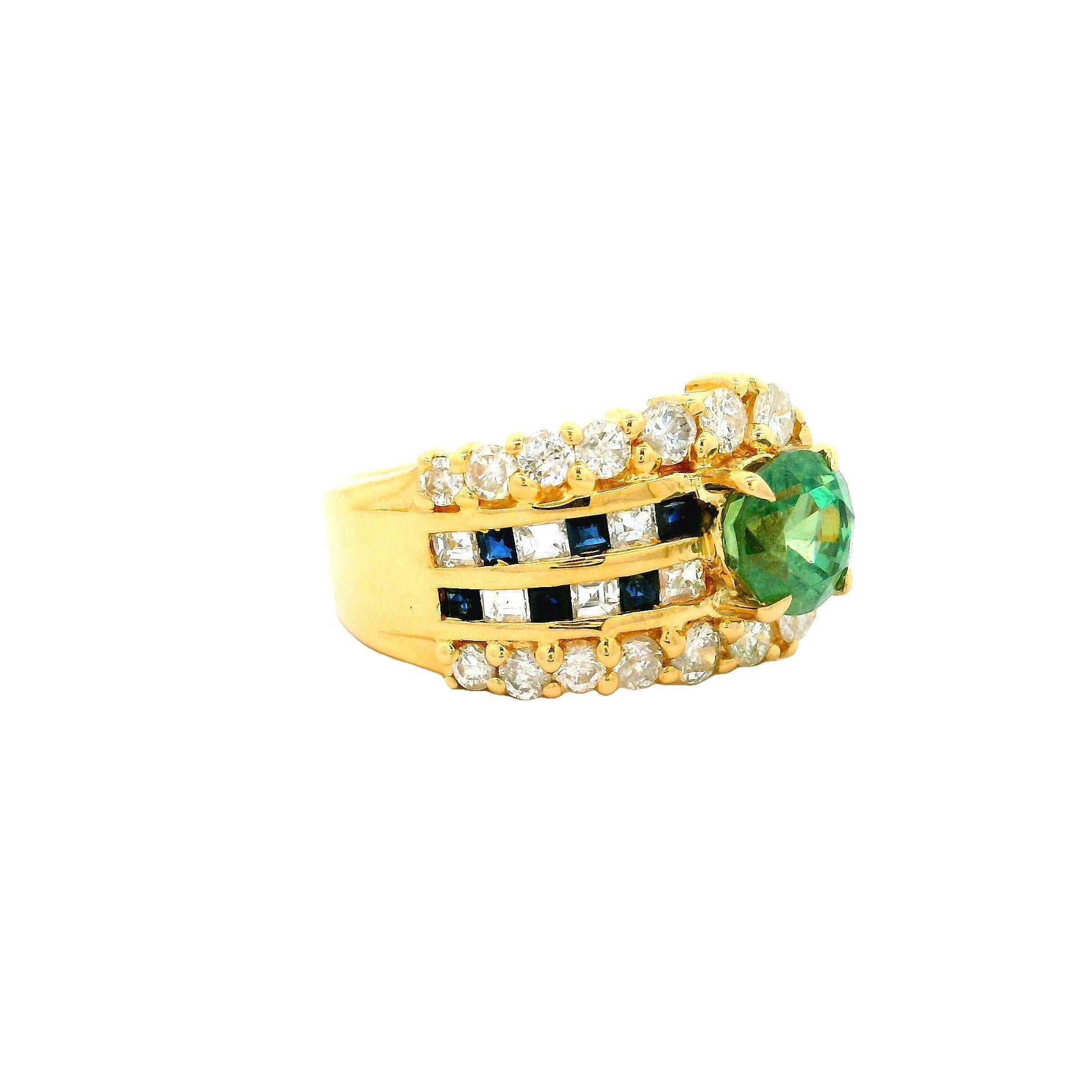 Taille ronde Bague en or jaune 18 carats, grenat démantoïde 1,64 carat, diamant, saphir en vente